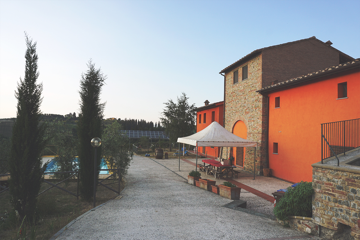 Borgo Stella: uno degli edifici e la piscina, sul fondo l'impianto fotovoltaico.