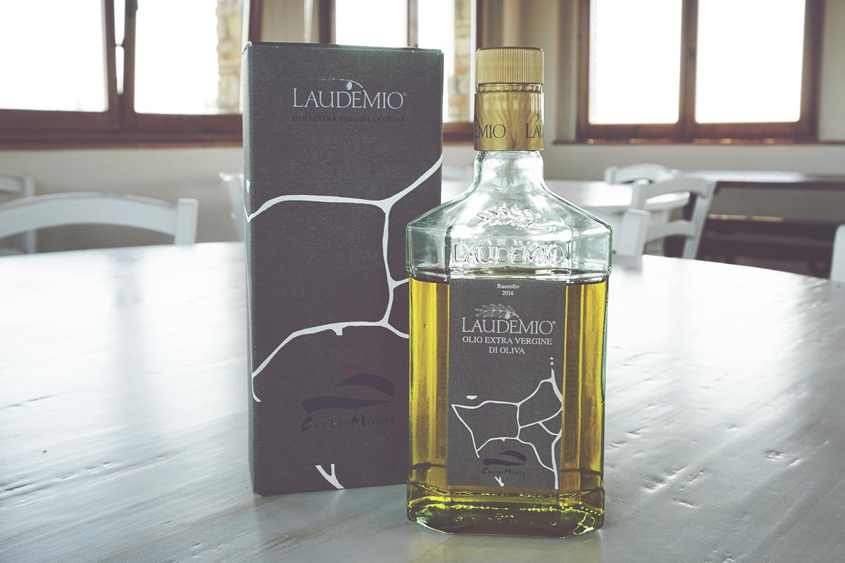 Una bottiglia di olio Laudemio di Casa di Monte. Già aperta perché usata per cene e degustazioni nell'agriturismo.