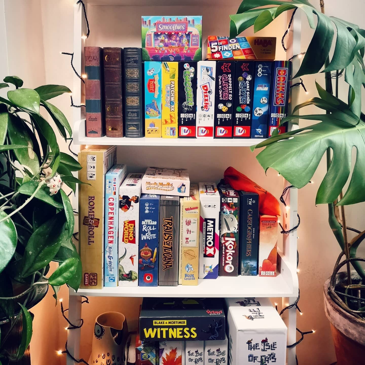 Took a little time to reorganize some of my game shelves.
🔎🔎🔎🔎🔎
I don't usually store games by type but after asking what Roll and Write games I was missing last week I picked up some new titles and decided to change that.
✏️🎲✏️🎲✏️
I've only g