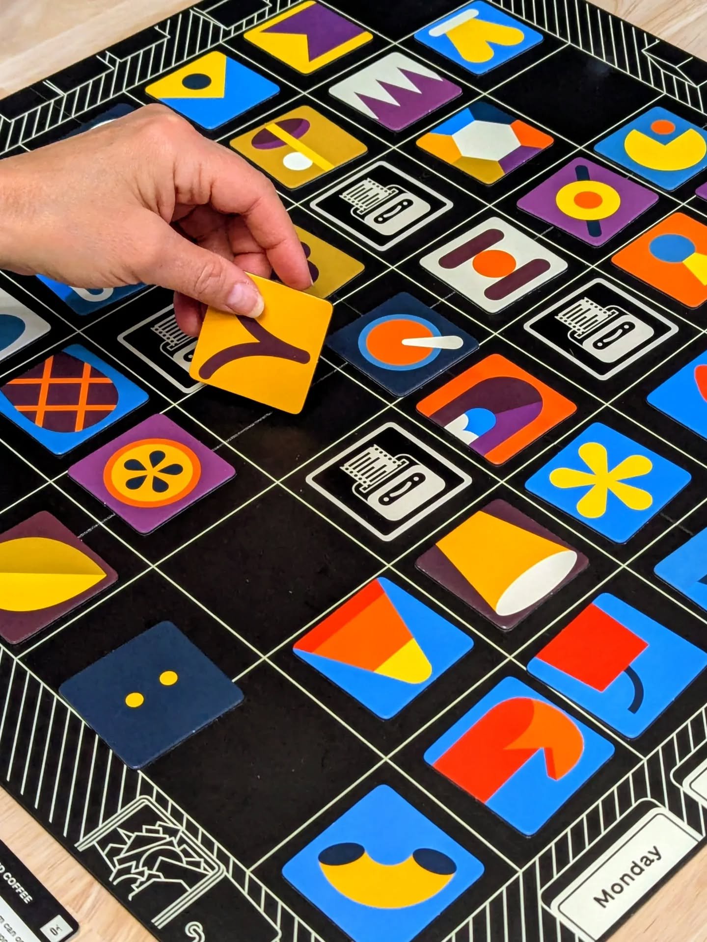 Wilmot's Warehouse 🦃 First game of Thanksgiving!

Wilmot's Warehouse is a cooperative game of organisation, storytelling and memory. 

Over the course of five rounds (days of the week) you'll slowly fill your warehouse with items, abstract shapes yo