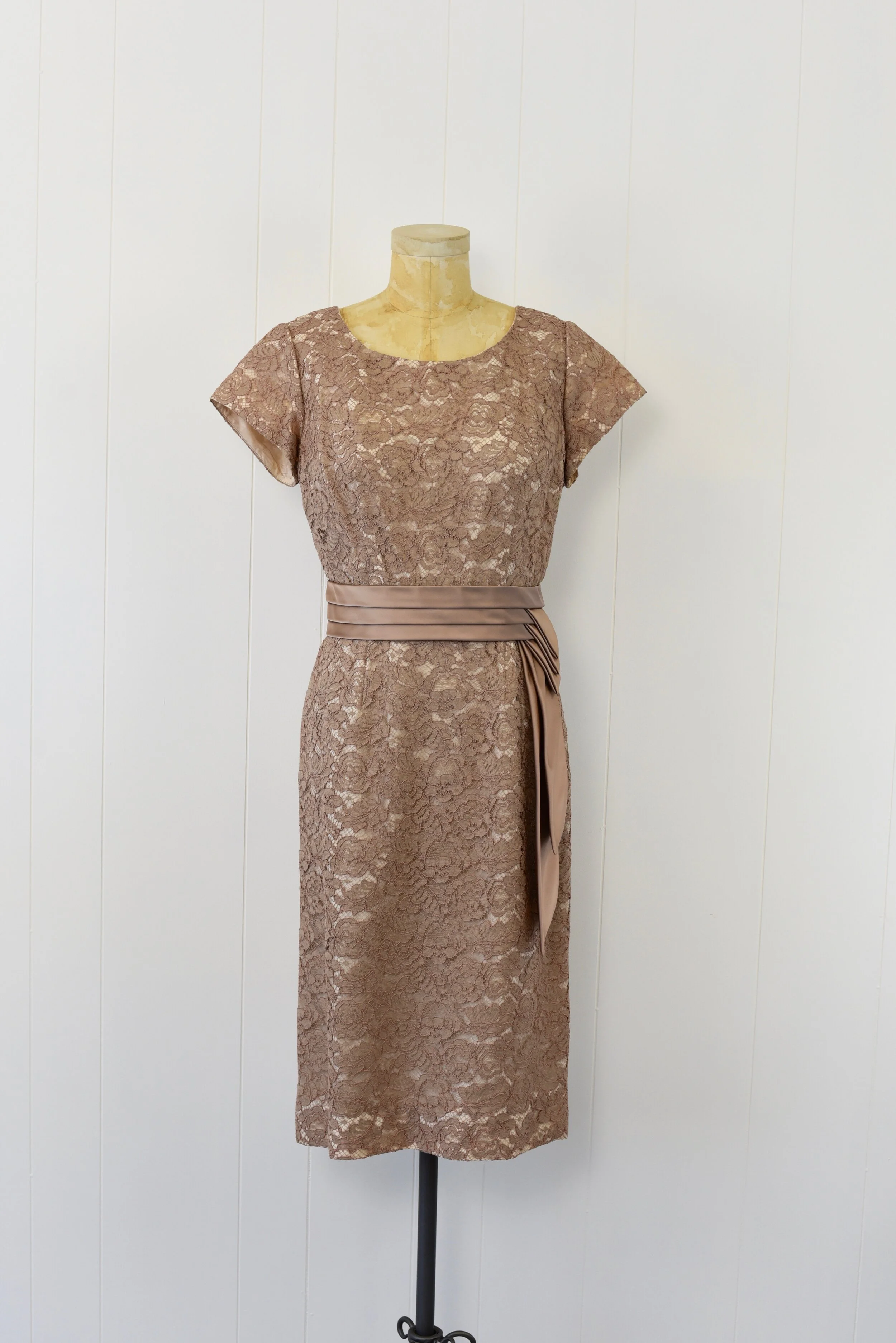 vintage lace wiggle dress 1950's Vintage ribbon + lace red wiggle dress – Mintage Vintage main image 0
