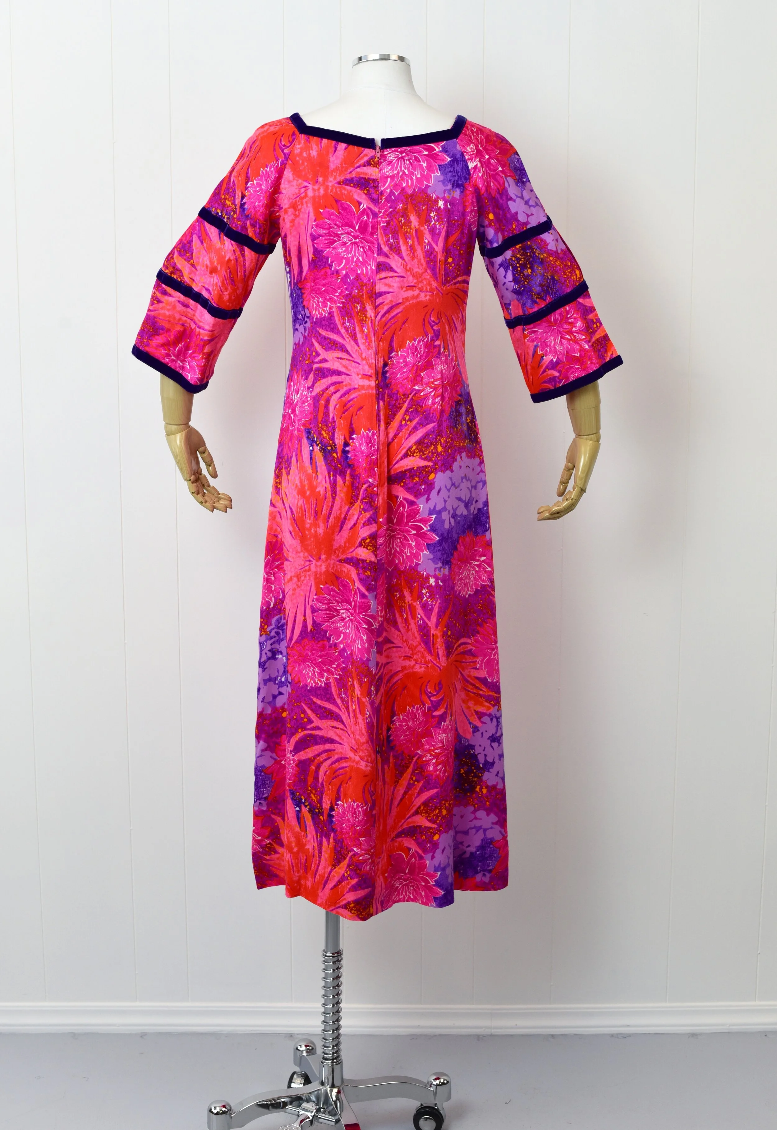 1960s Bright Pink Floral Hawaiian Dress Canned Ham Vintage 1960s Bright Pink Floral Hawaiian Dress Canned Ham Vintage