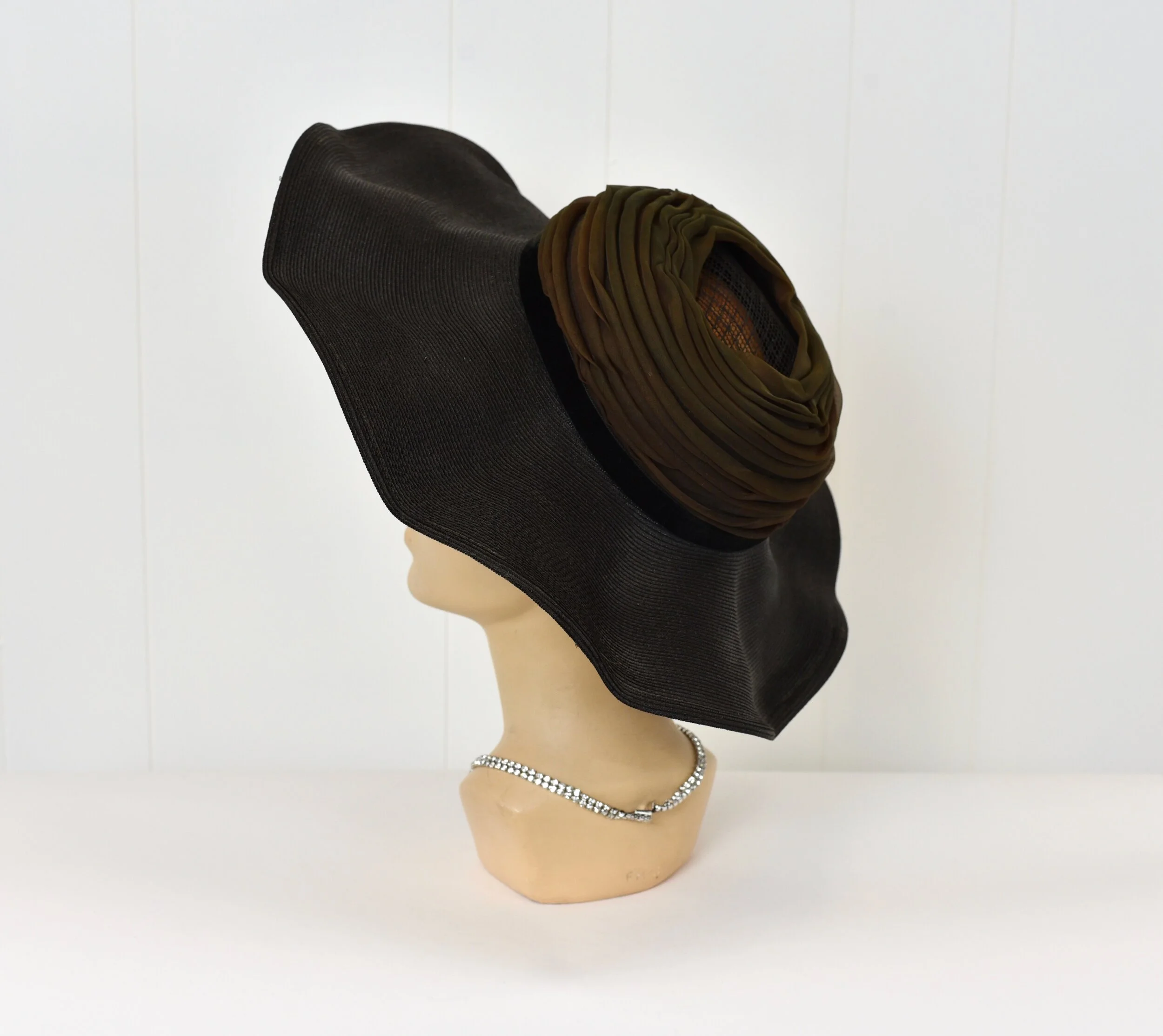 1950s Styled by Coralie Black Woven Straw Sun Hat with Pink  display picture 1