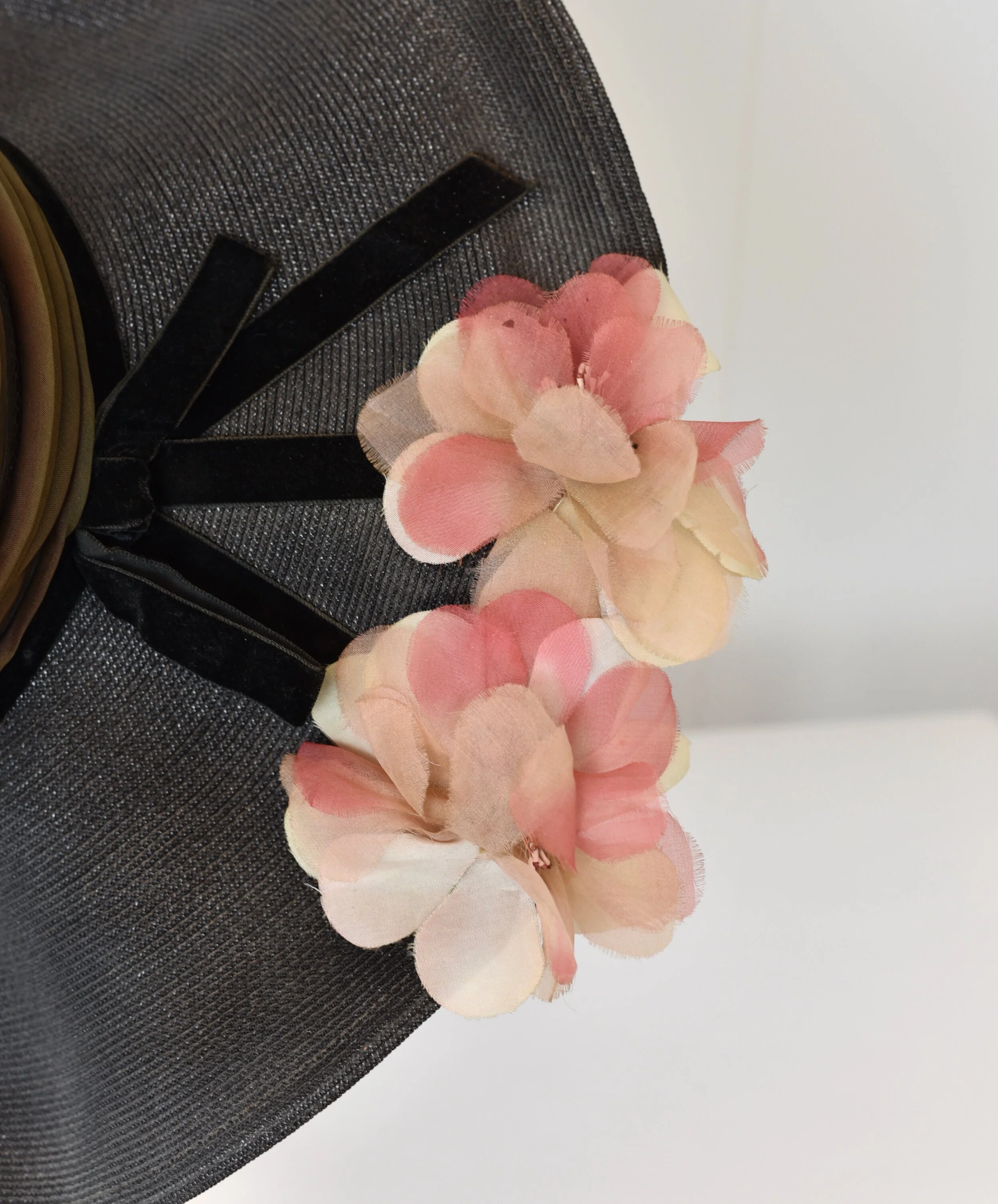 1950s Styled by Coralie Black Woven Straw Sun Hat with Pink  display picture 1