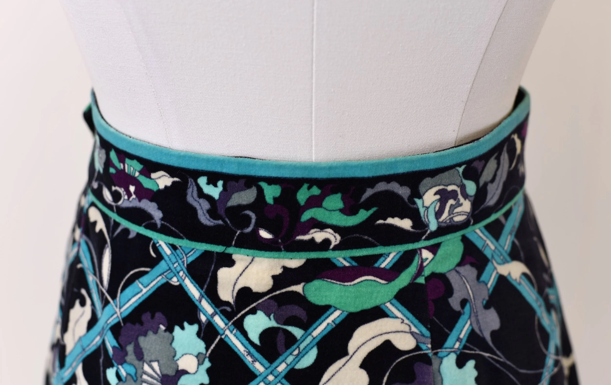 EMILIO PUCCI シルククッション 2個set 1970s Emilio Pucci Velvet Green Blue Floral Print Two Piece Skirt