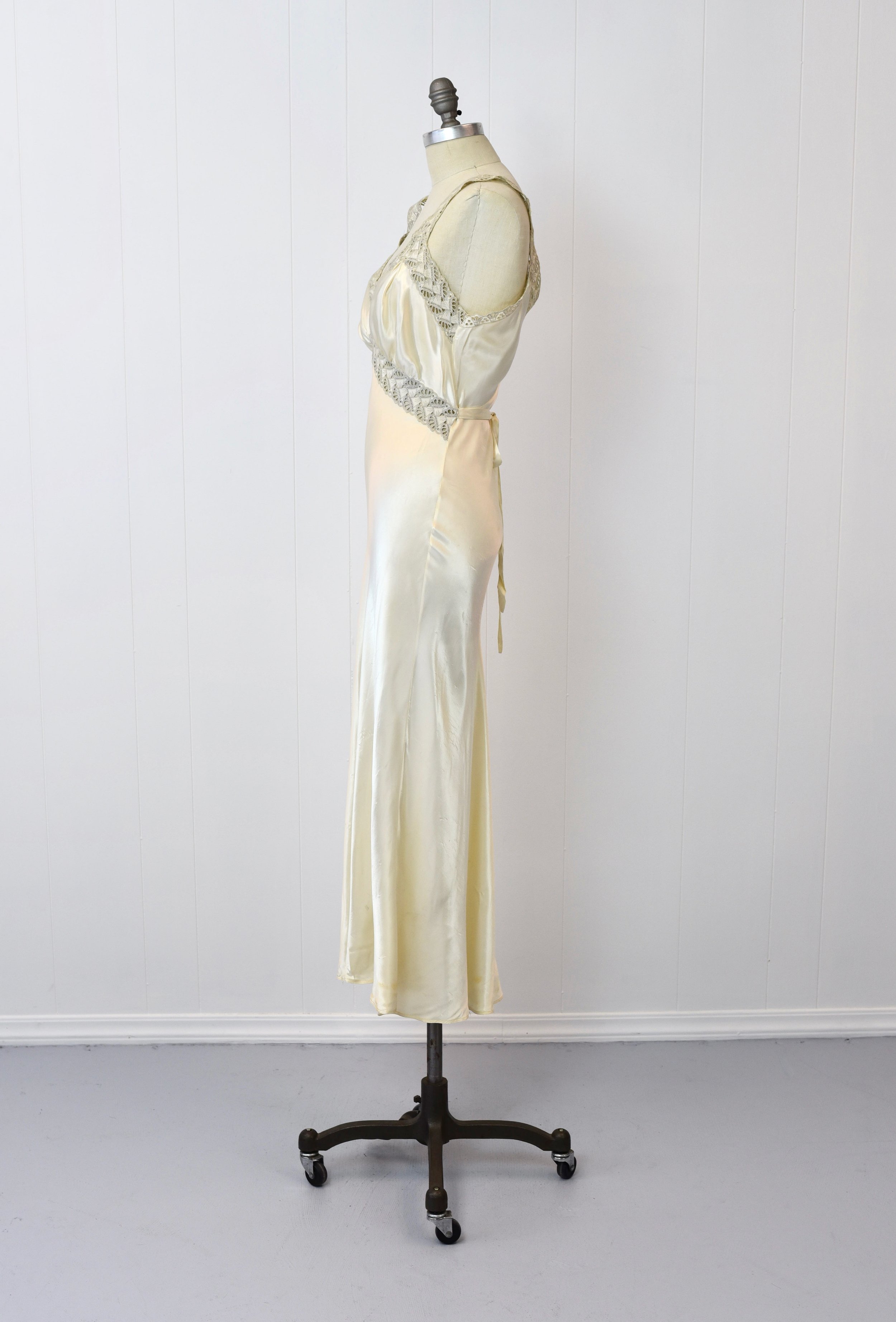 1940s Ivory Silk & Lace Nightgown –