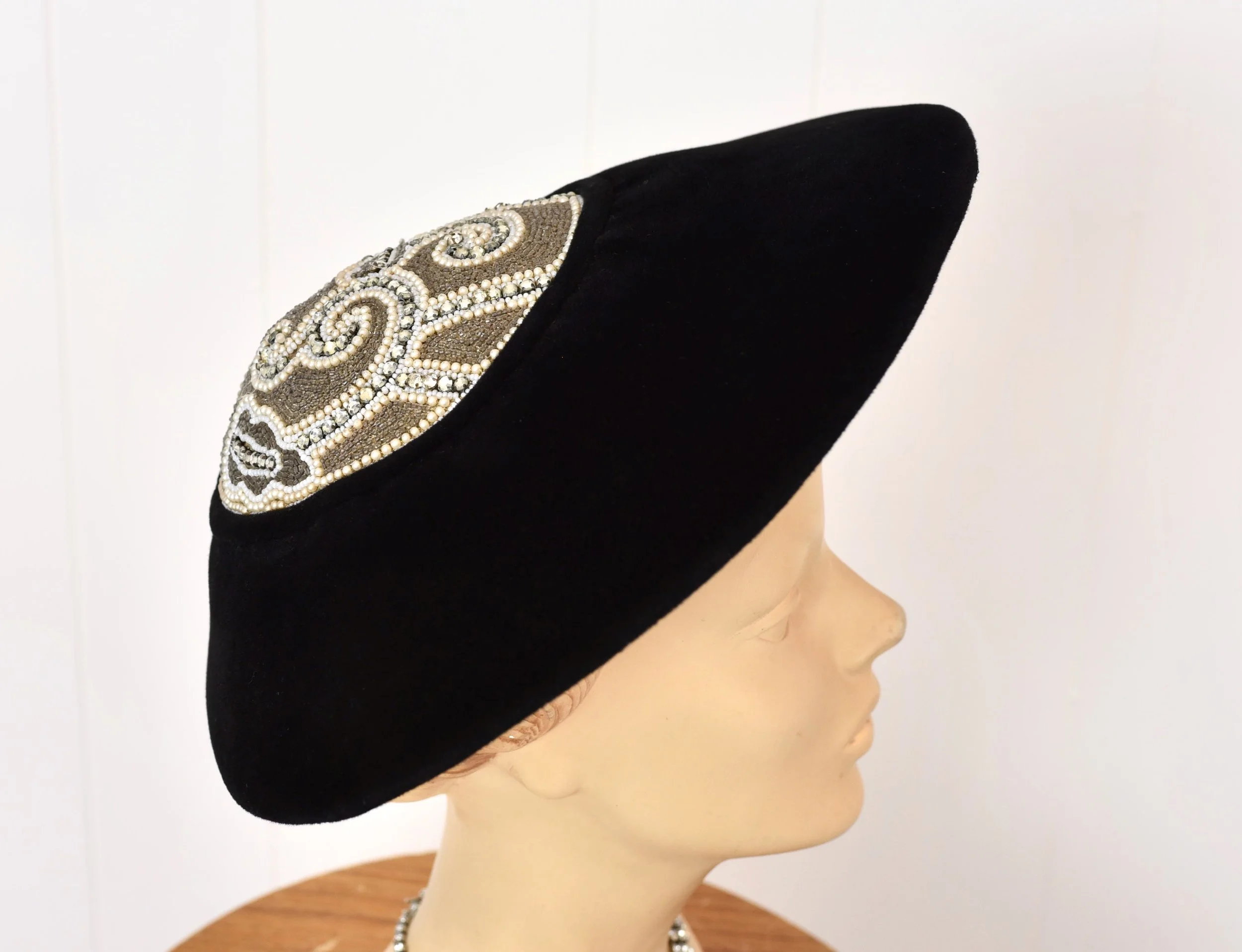 1940s Black Velvet Rhinestone Jan Leslie Tam Saucer Hat  display picture 2