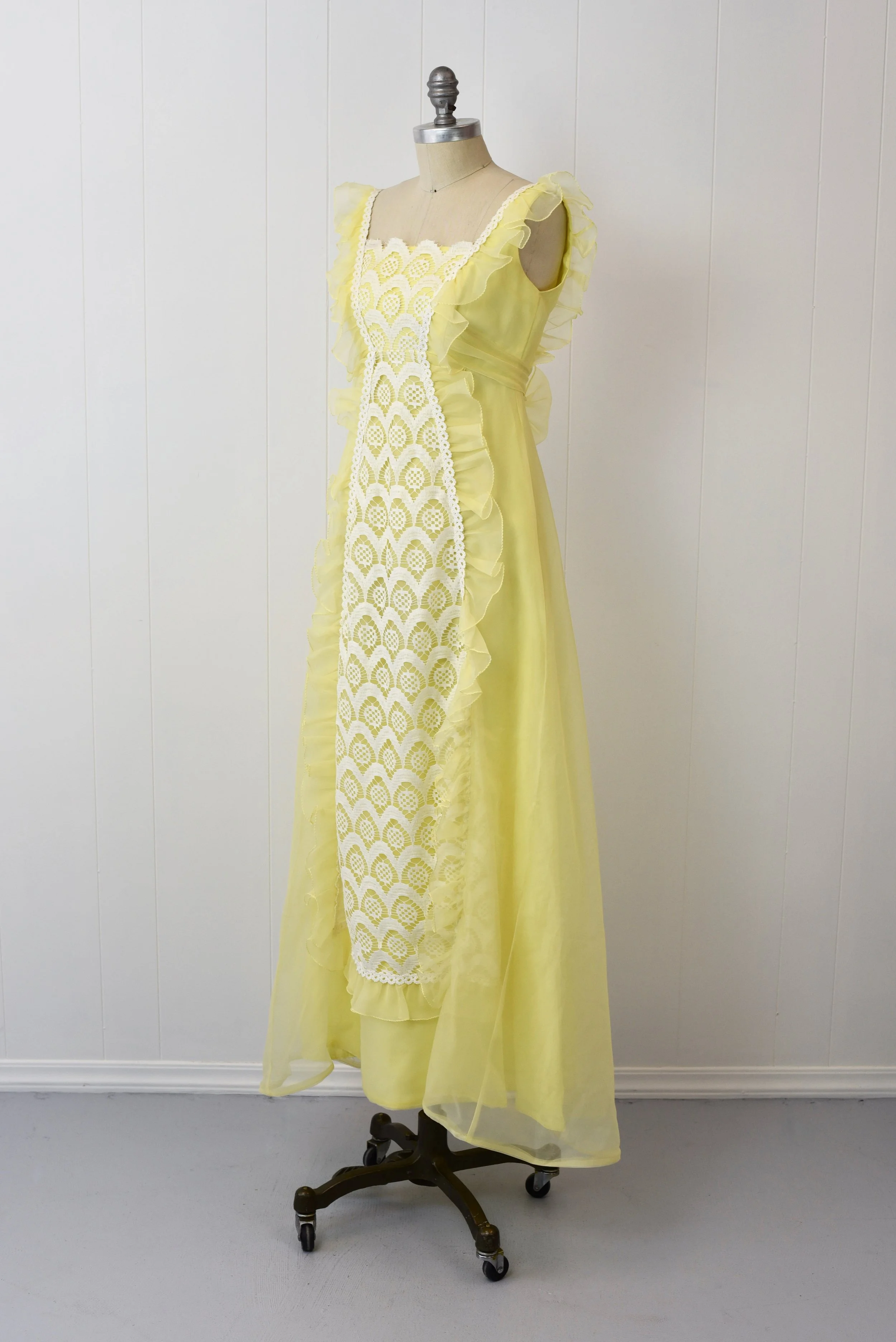 bananhot nori ruffled lace maxi dress ALICE BLACK