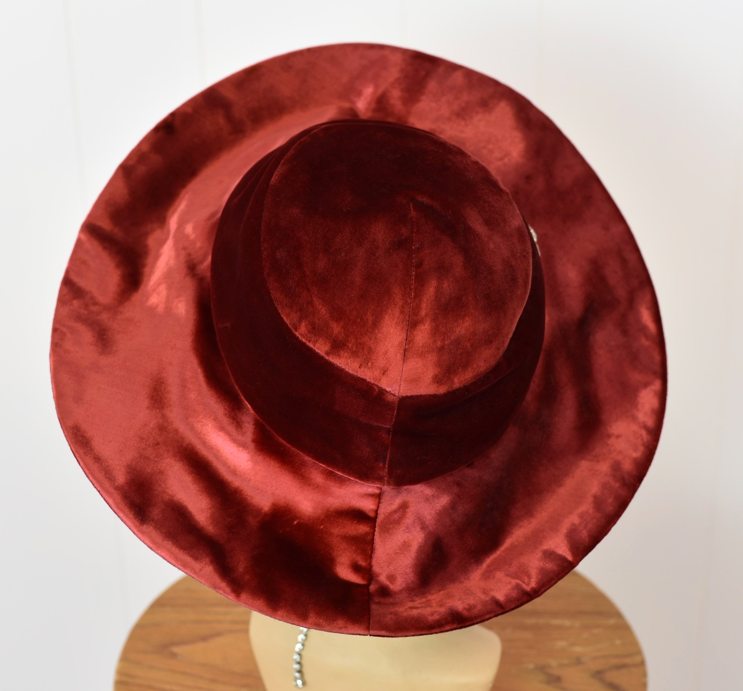Vintage Red Rust Velvet Wide-Brimmed Hat Made in Italy for Filenes Late 1960s Rust Red Velvet Franklin Simon Hat with  main image 4