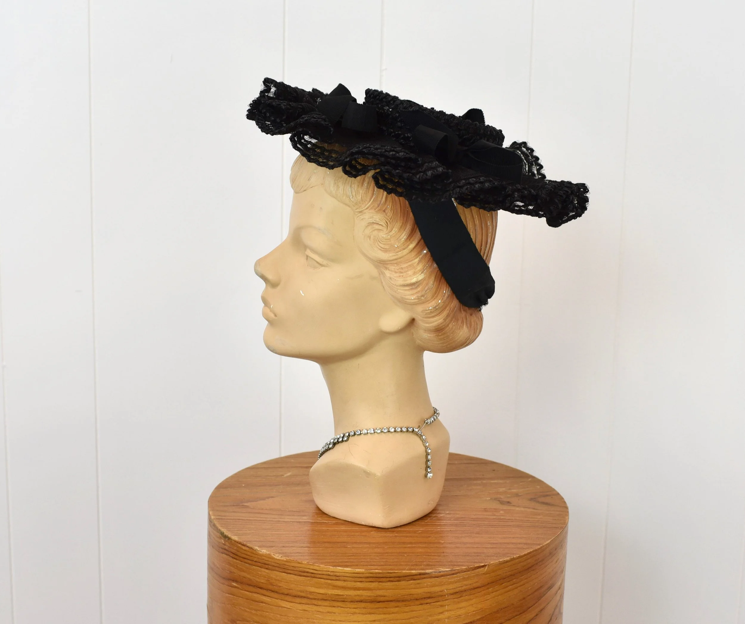 FUN-TASTIC 1940s\' BLACK STRAW VERY LARGE BRIMMED VINTAGE HAT WITH SHELL TRIM 40s Vintage Platter Hat Brown Women main image 3