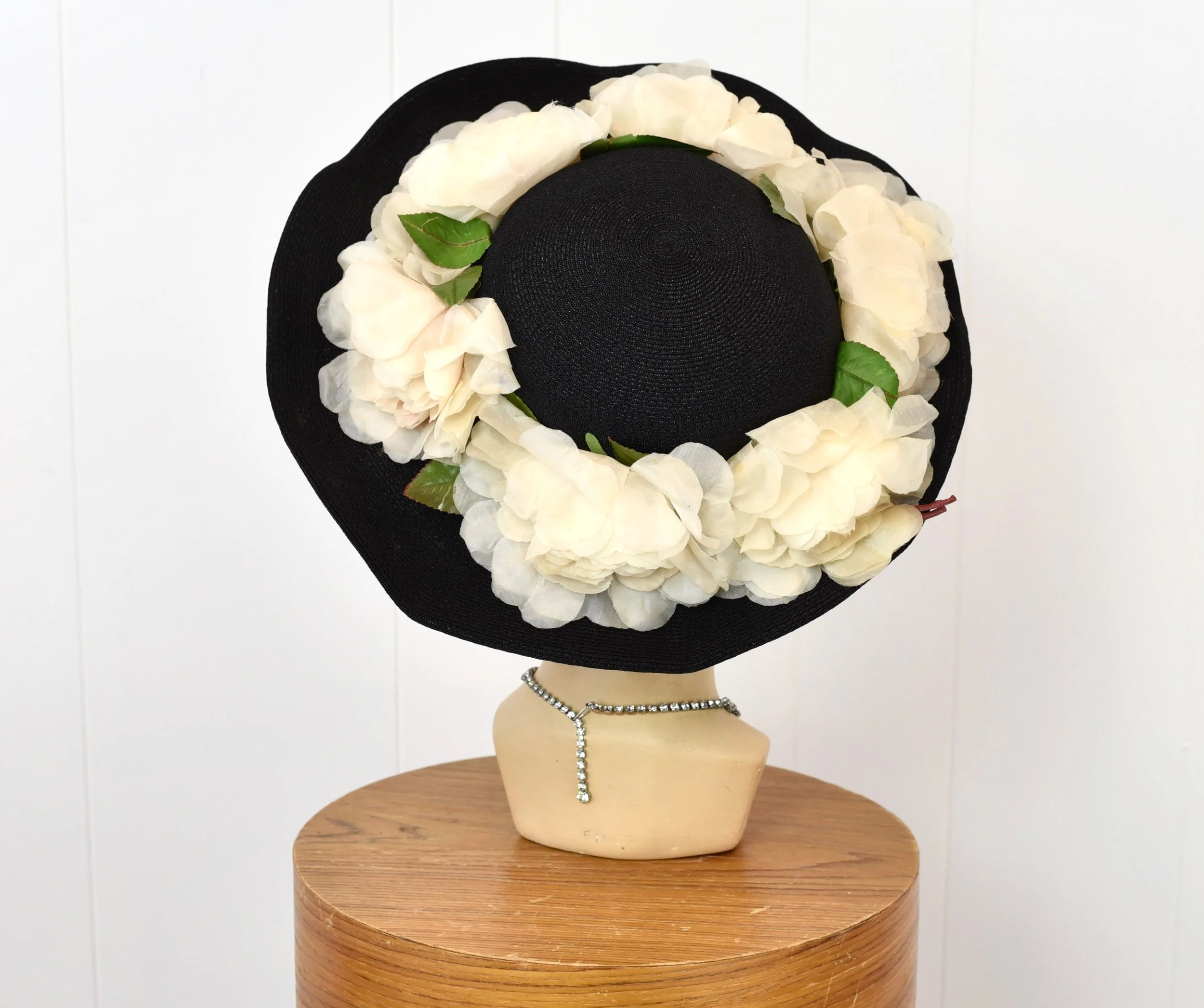 Vintage 1950s Saks Fifth Avenue Hat 1950s/1960s Saks Fifth Avenue Black Scalloped Floral Sun Hat  main image 4