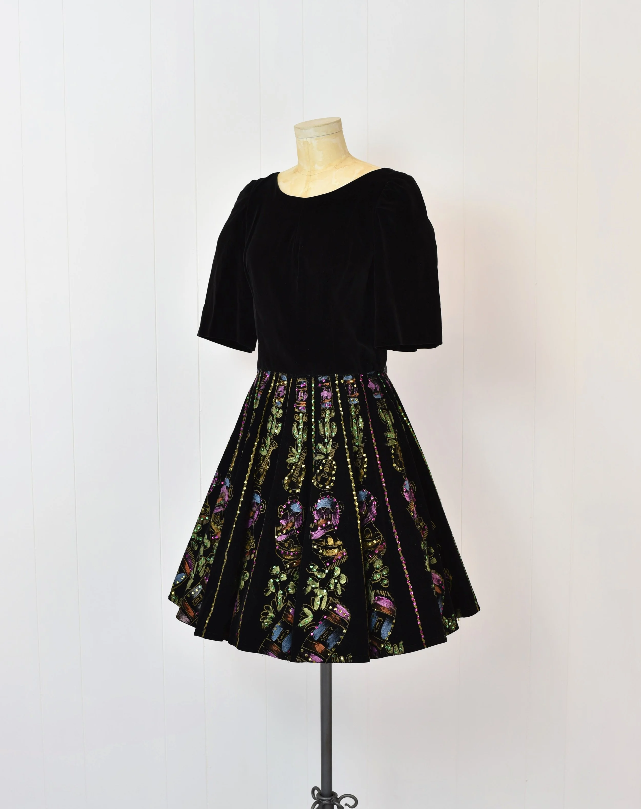 1950s Mexican Sequin Hand Painted Musical Novelty Print Black