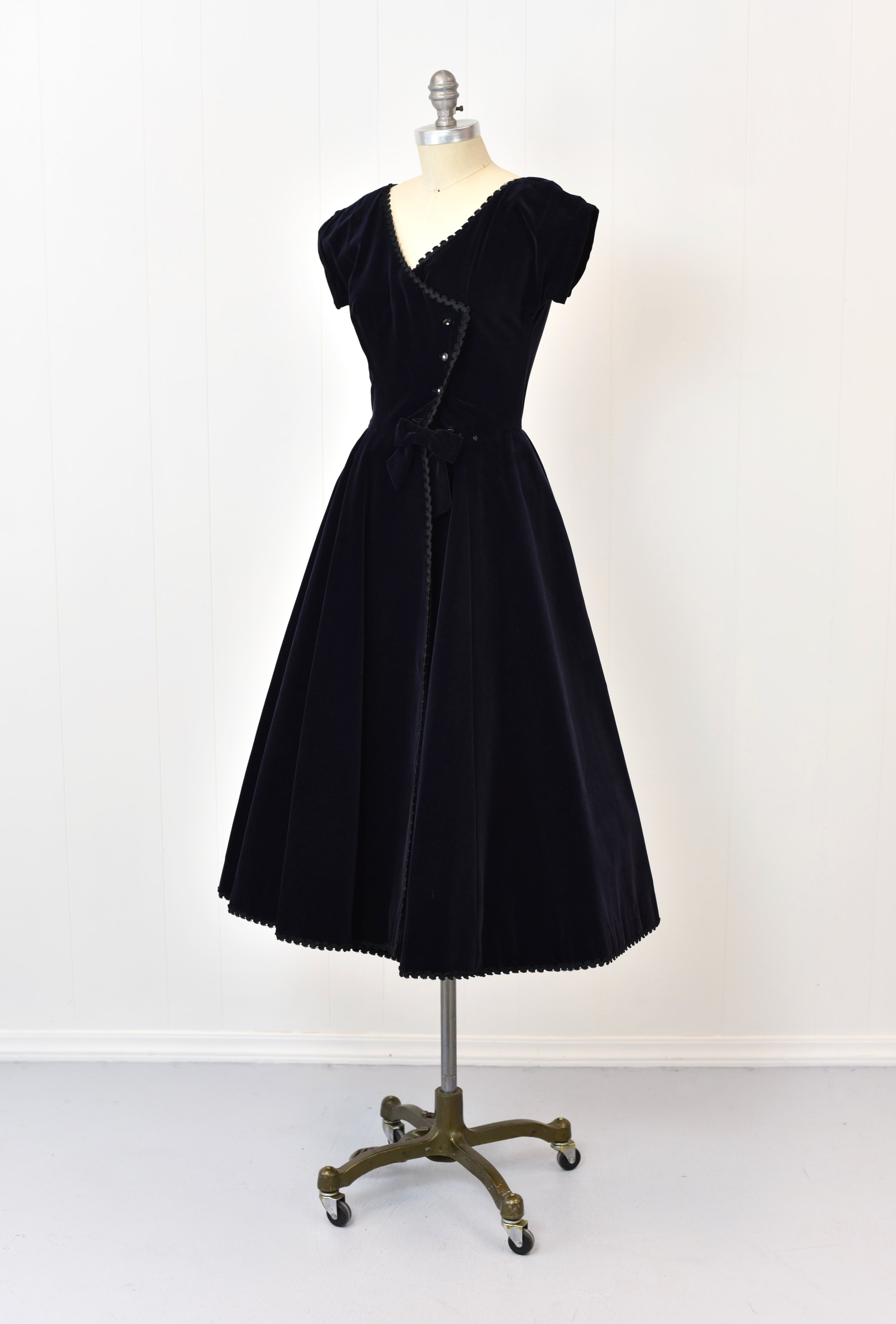 Vintage 1950s Pink Silk Brocade Sweetheart Gown, Small – Ian Drummond  Vintage