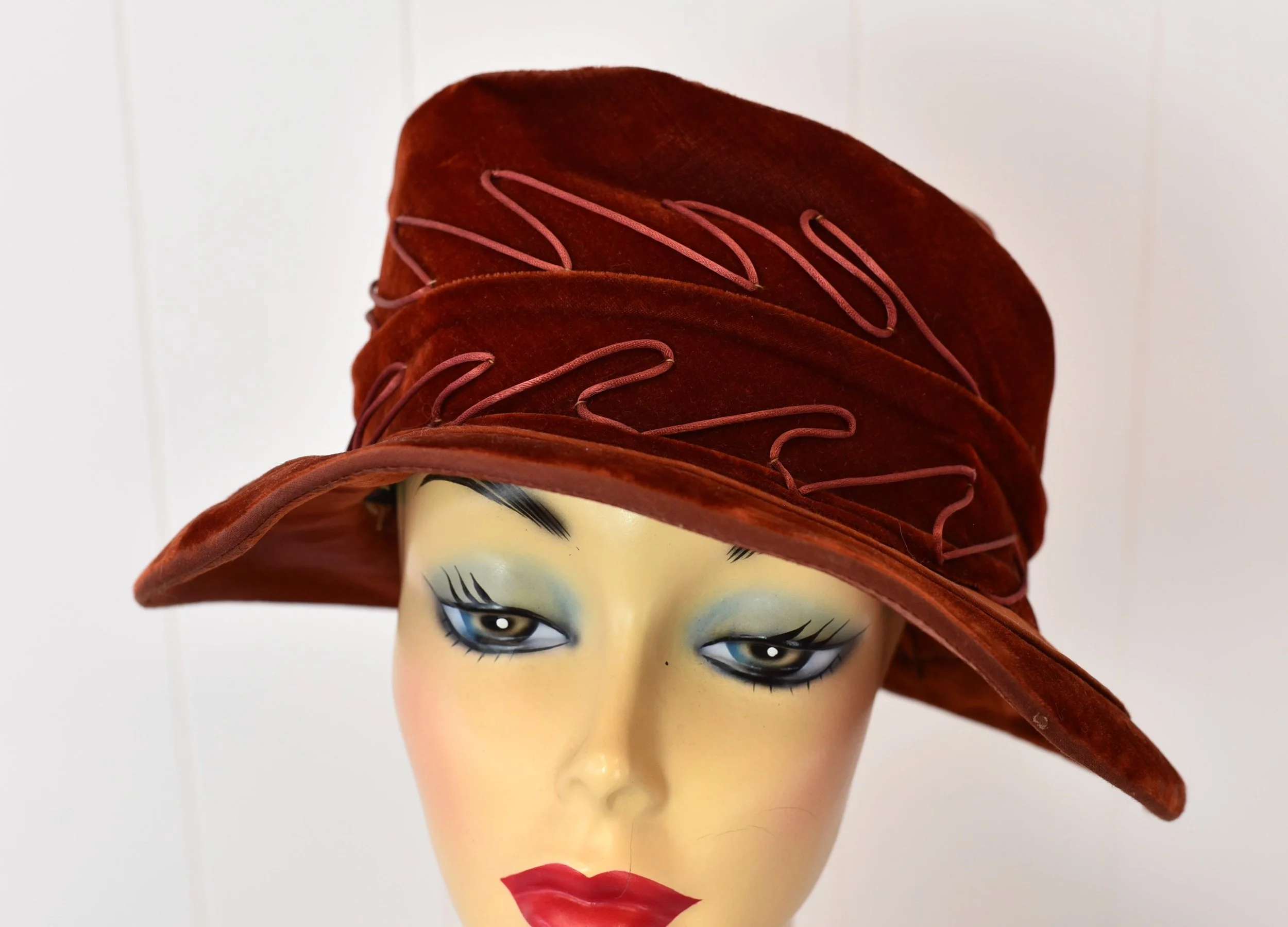 1920s Rust Velvet Soutache Embroidered Flapper Cloche Hat  display picture 2
