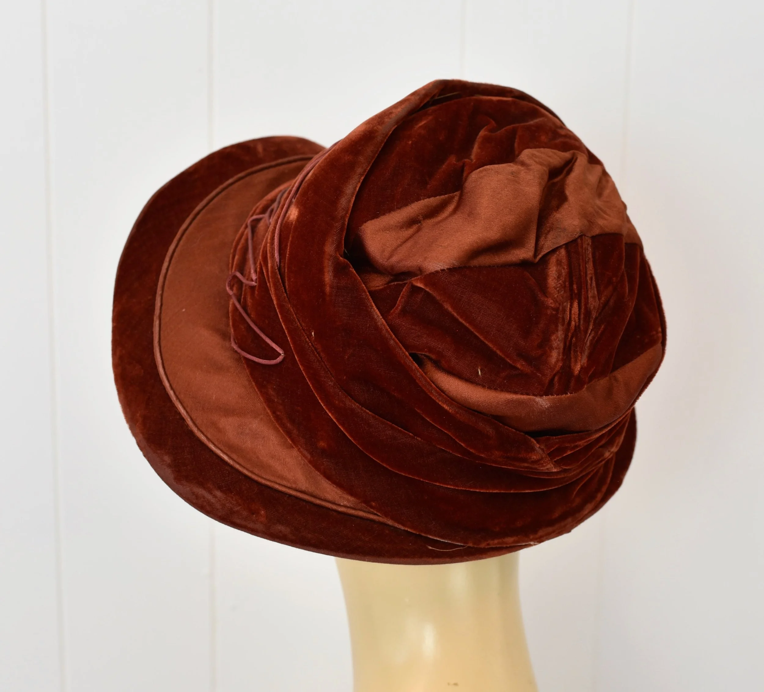 1920s Rust Velvet Soutache Embroidered Flapper Cloche Hat  display picture 2