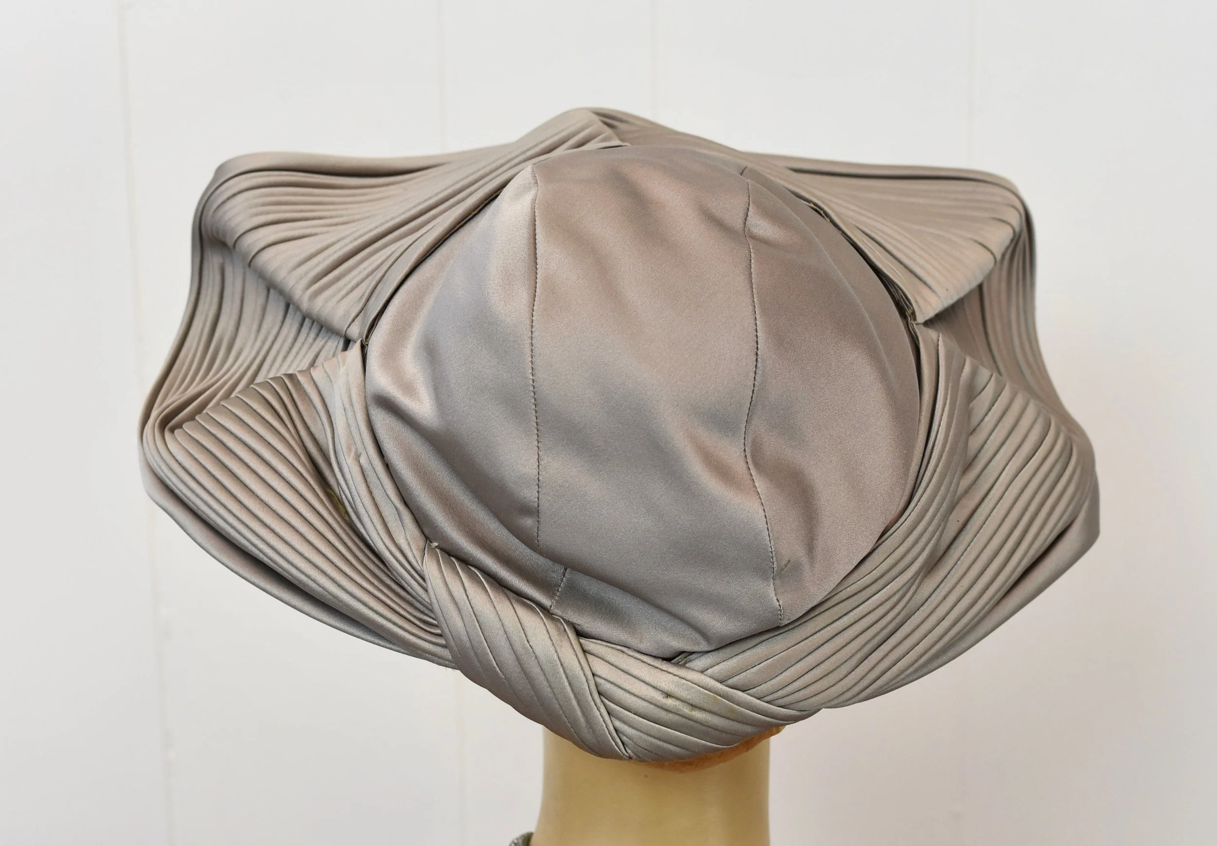 1950s Claude Saint Cyr Gray Pleated Wide Brim Hat — Canned  display picture 3