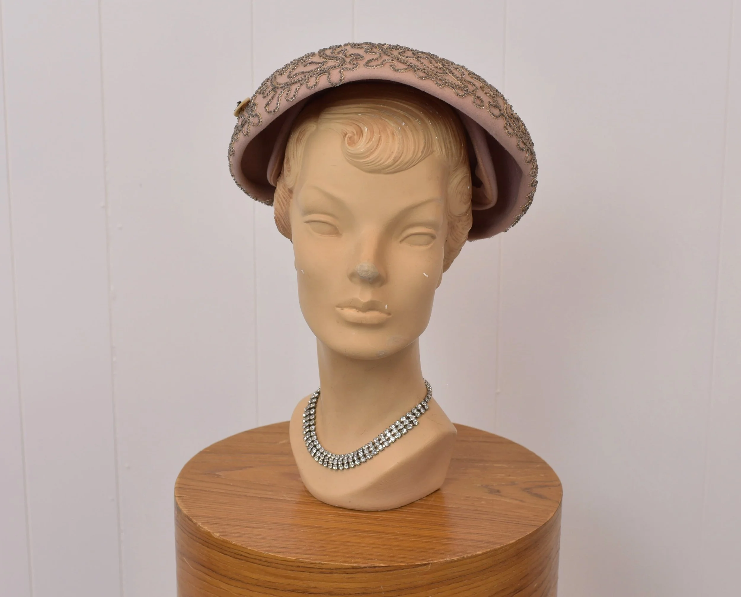STYLISH 1950s\' CREAM COLORED FELT BEADED COCKTAIL HAT 1950s Pink Beaded Soutache Pinehurst New York Mrs. Maisel  main image 2