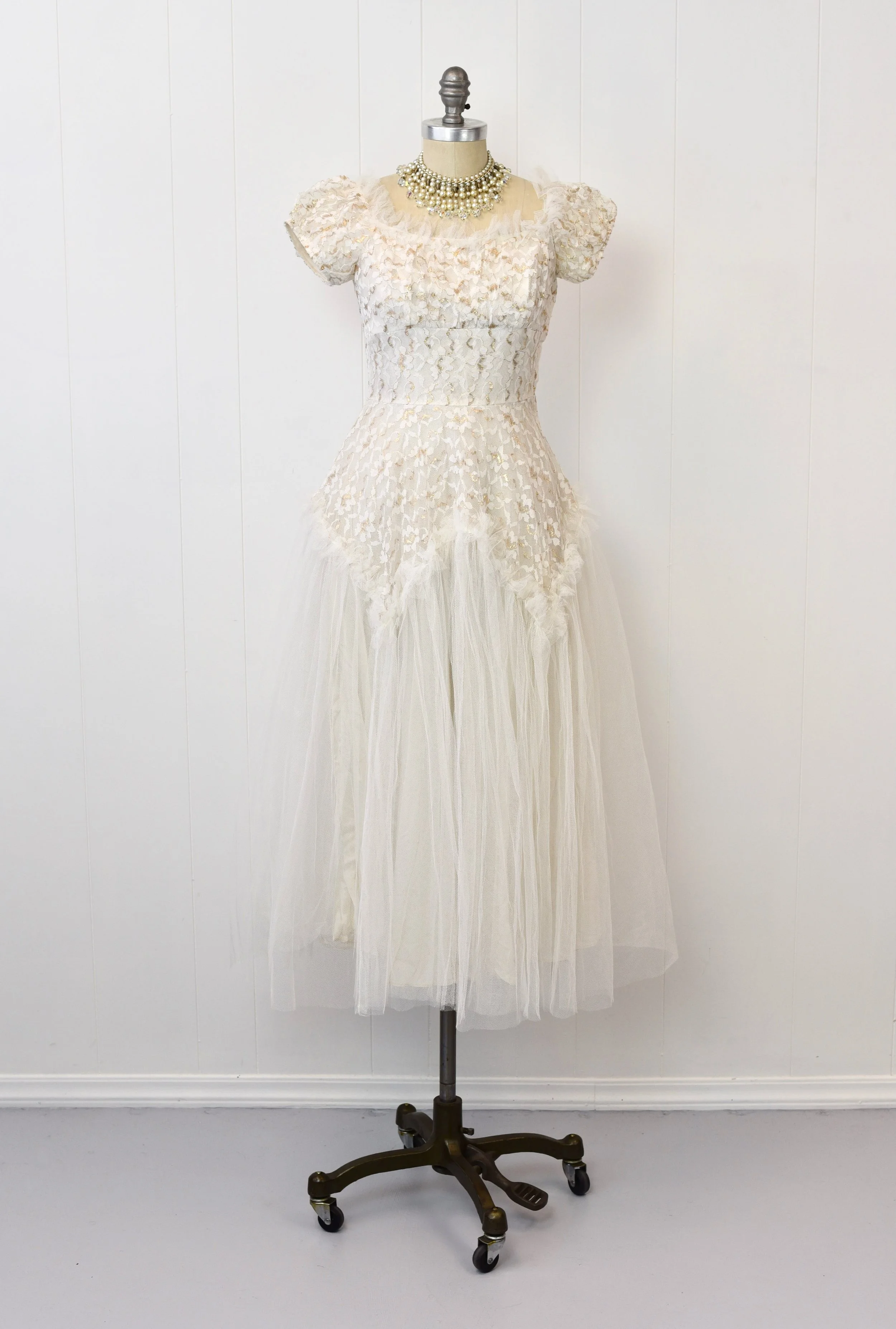 1950s White Tulle Lace Floral Metallic Mid Century Pinup Bridal