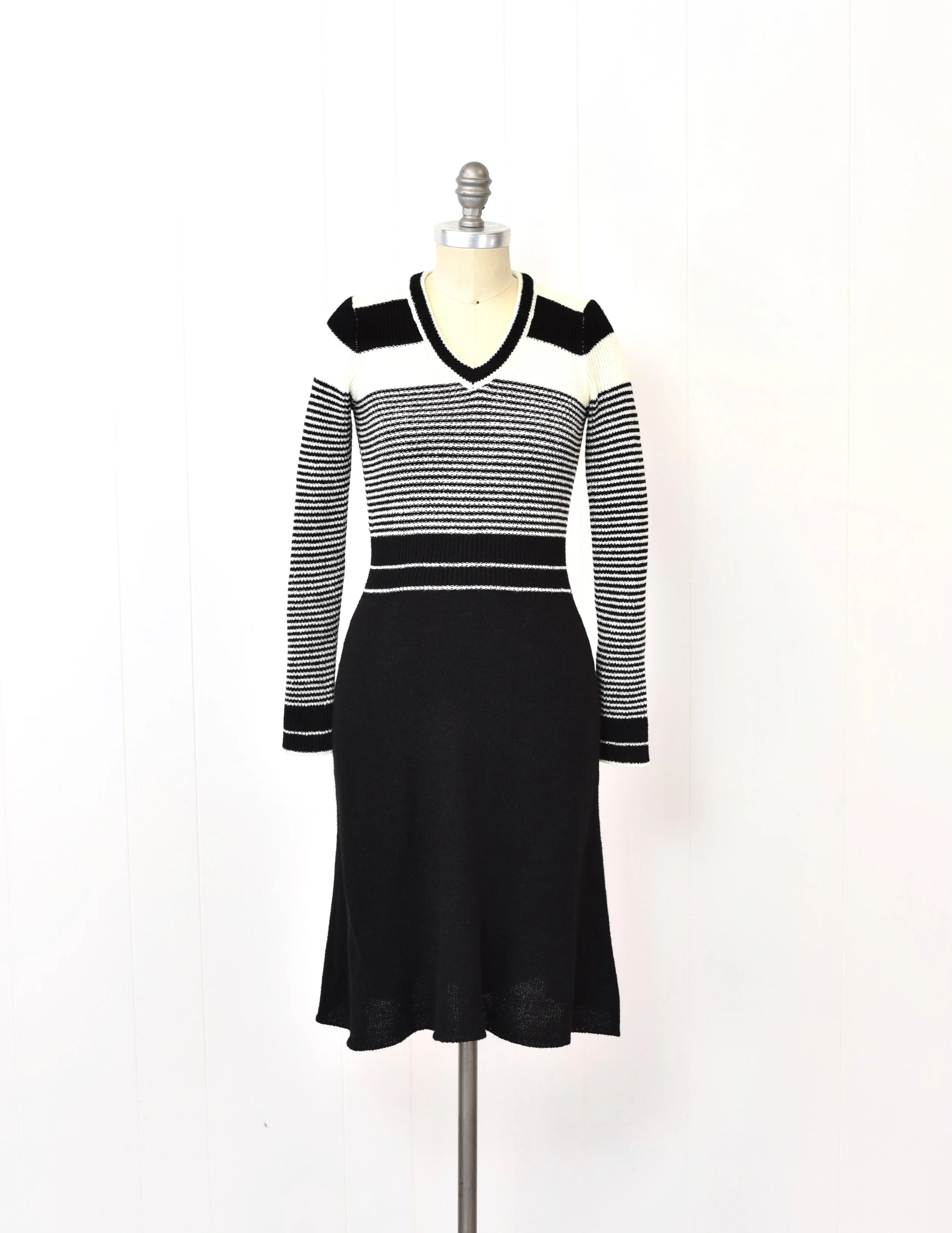 1980s Black & White Striped R2 Long Sleeve Pencil Wiggle Sweater Dress Canned Ham Vintage 1980s Black & White Striped R2 Long Sleeve Pencil Wiggle Sweater Dress Canned Ham Vintage