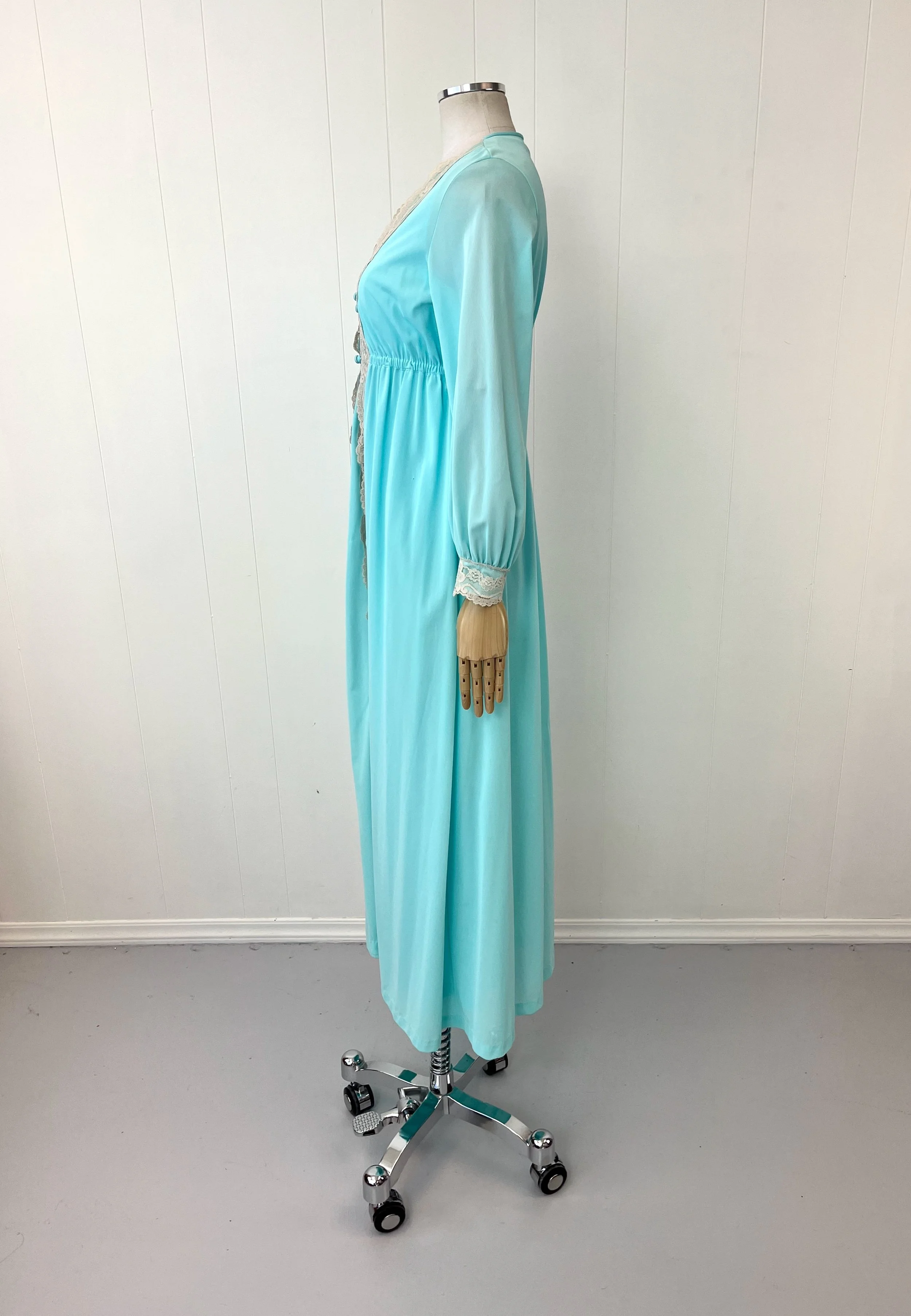 1960s Turquoise Blue Lace Radcliffe Nylon Nightgown Robe Lingerie Boudoir Peignoir Two Piece Set Canned Ham Vintage 1960s Turquoise Blue Lace Radcliffe Nylon Nightgown Robe Lingerie Boudoir Peignoir Two Piece Set Canned Ham Vintage