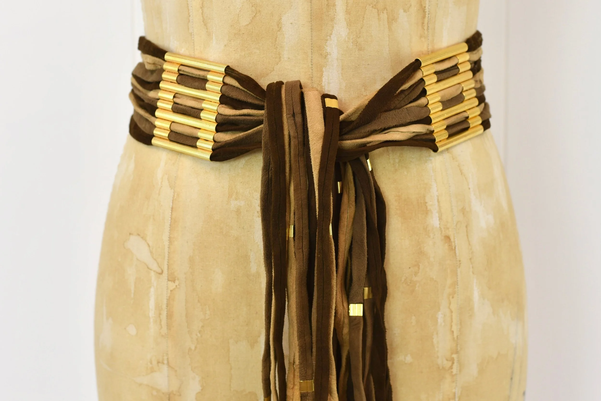 Vintage 1970s Hammered Gold Sculptural Belt – Brown Leather Wide Waist Belt Wide Studded Coin Belt Vintage 70s Distressed Soft Tan Brown  main image 4
