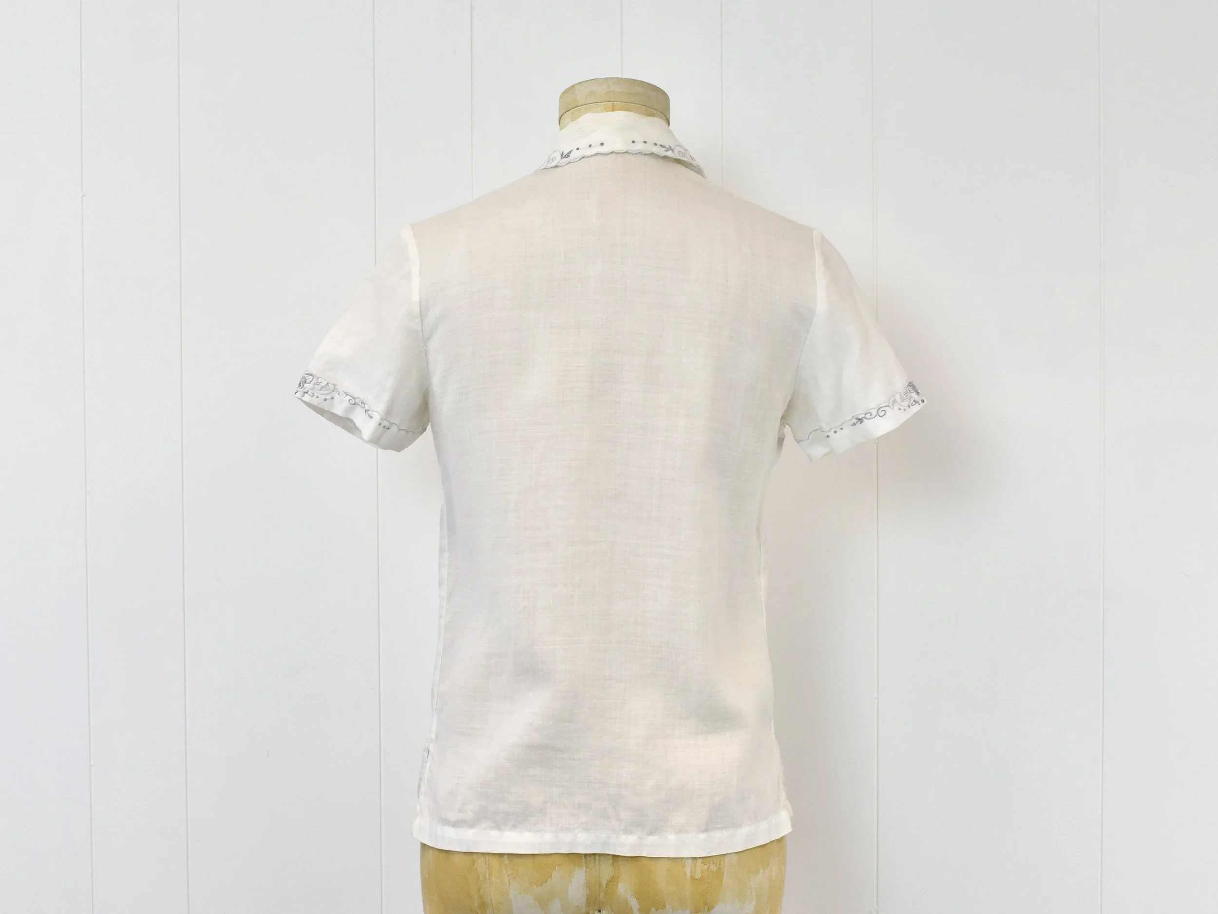 1960s/1970s White Gray Floral Hand Embroidered Lattice Lace Cutout