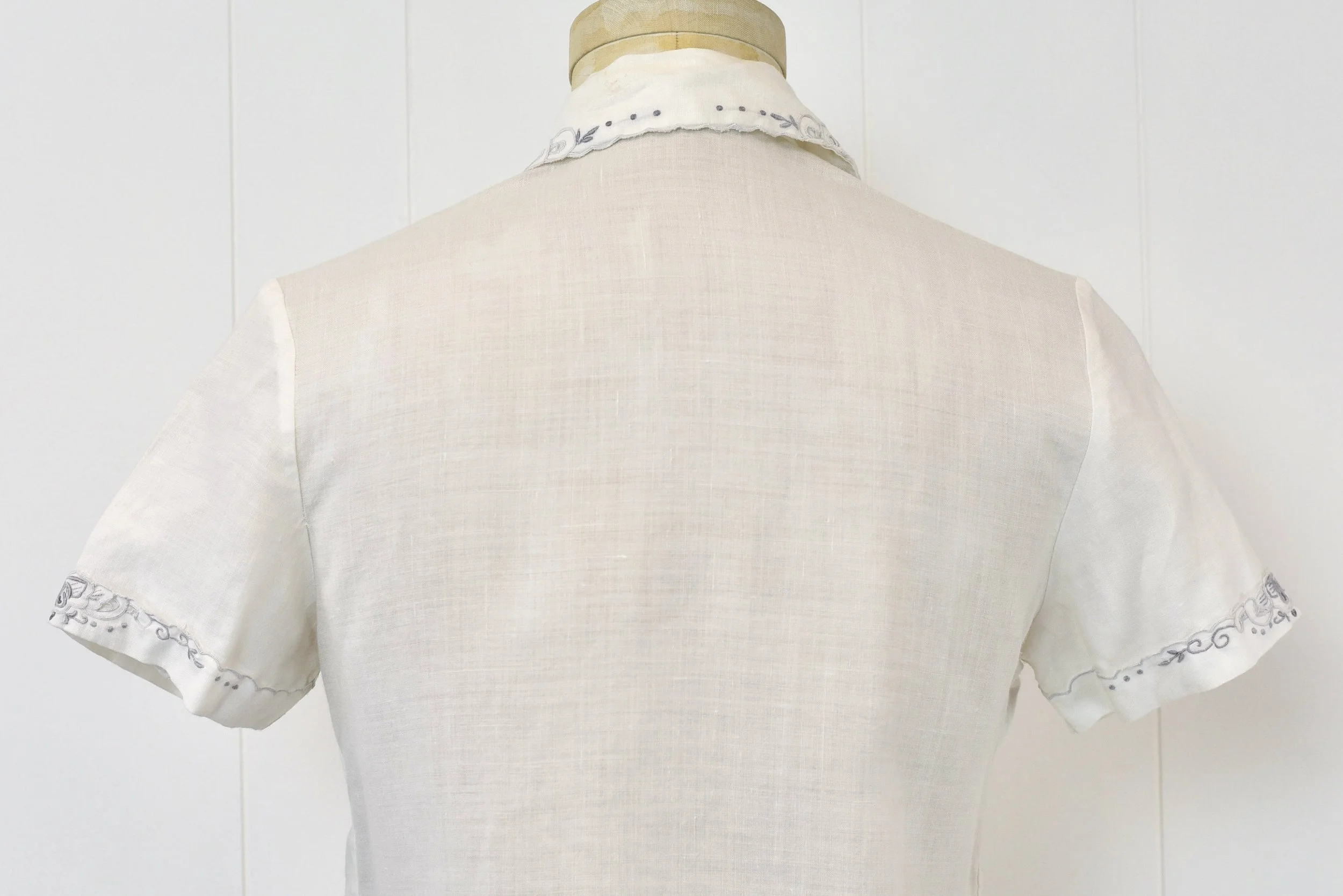 1960s/1970s White Gray Floral Hand Embroidered Lattice Lace Cutout