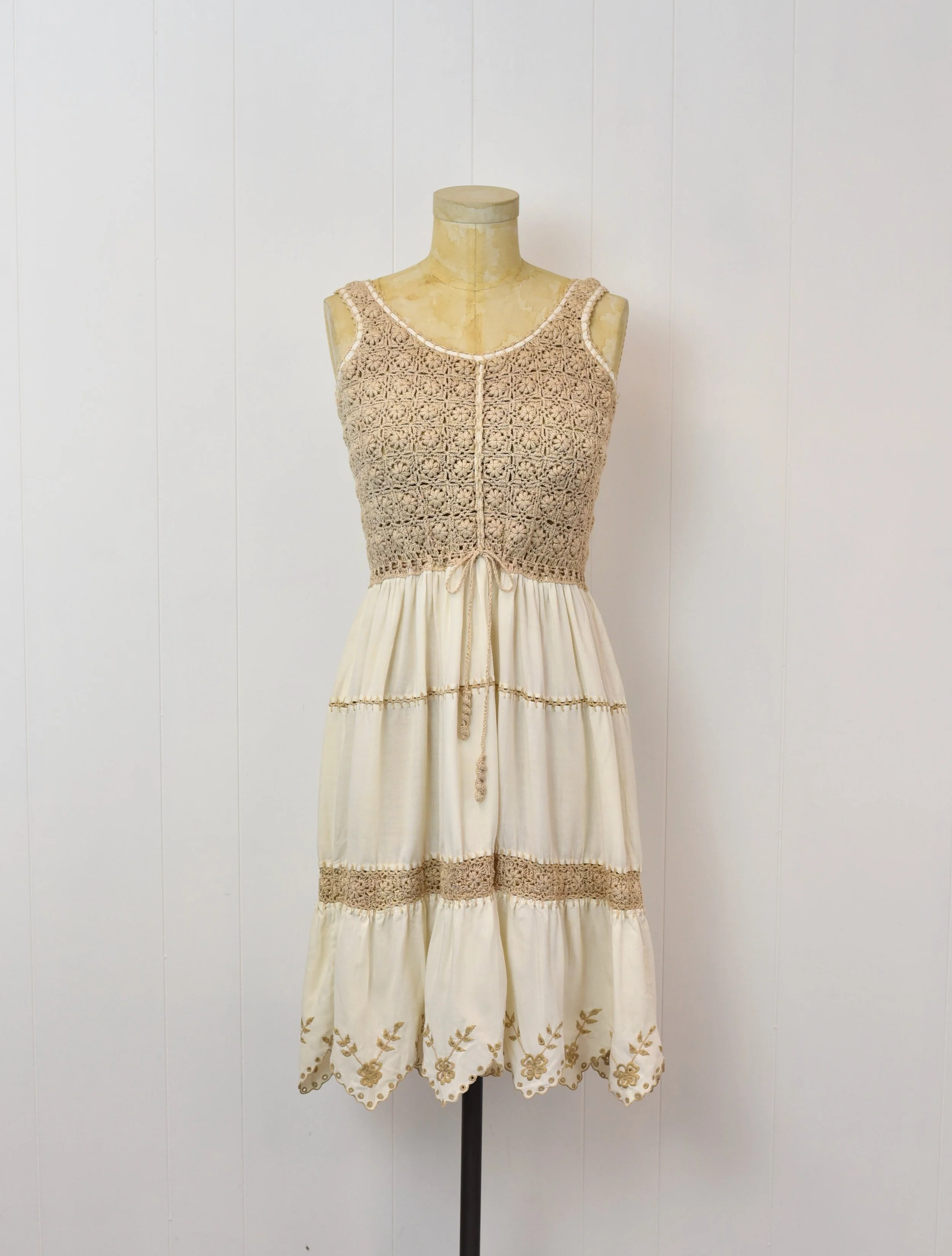1970s Crochet Floral Beige White Cotton Hankie Hem Boho Summer Sun Dress  Canned Ham Vintage