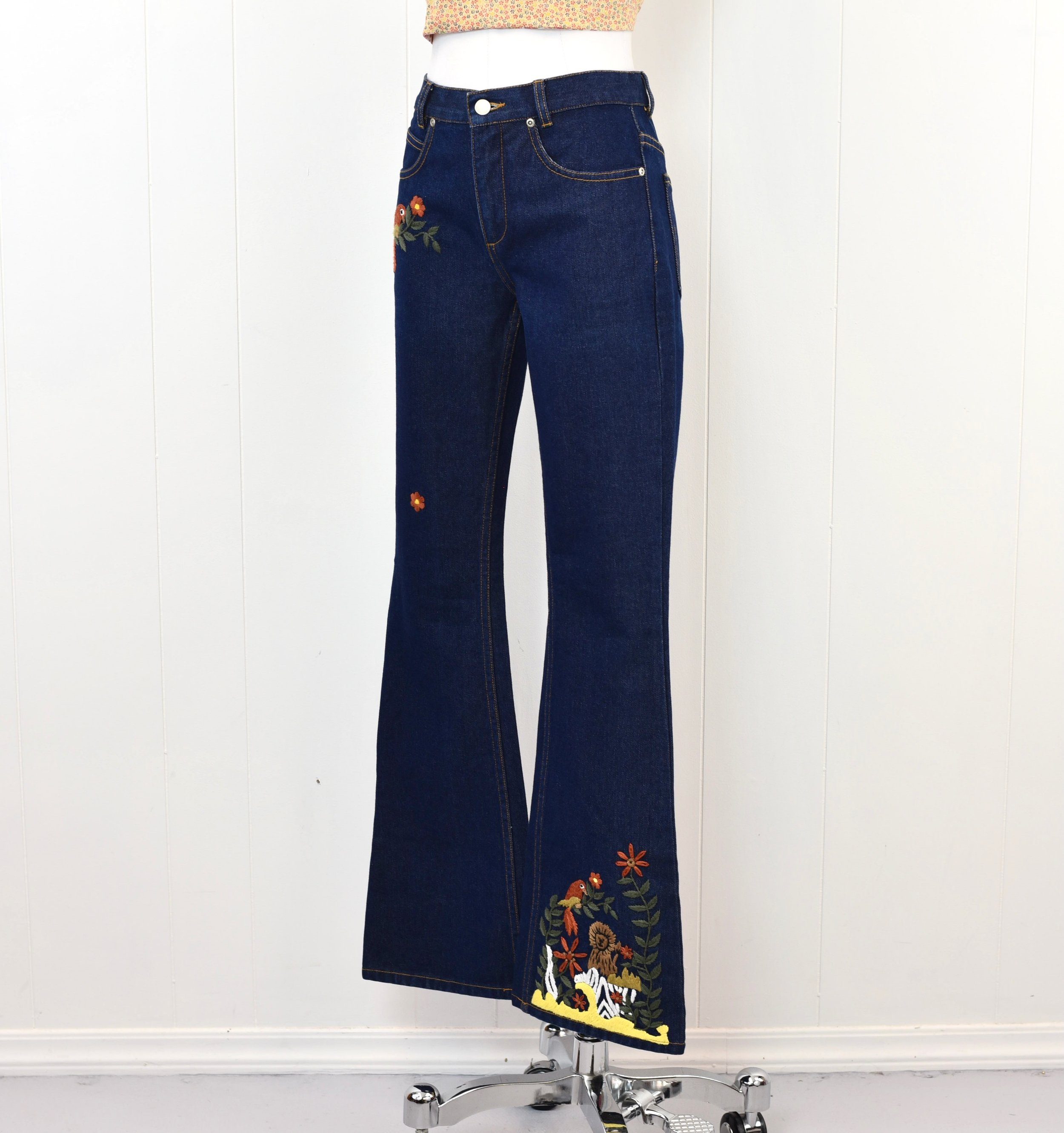 ボトムス・スパッツ Casey 70's All-Over Embroidered Jean 1970s Blue Denim Jeans Hand Embroidered Parrot Lion Floral Novelty