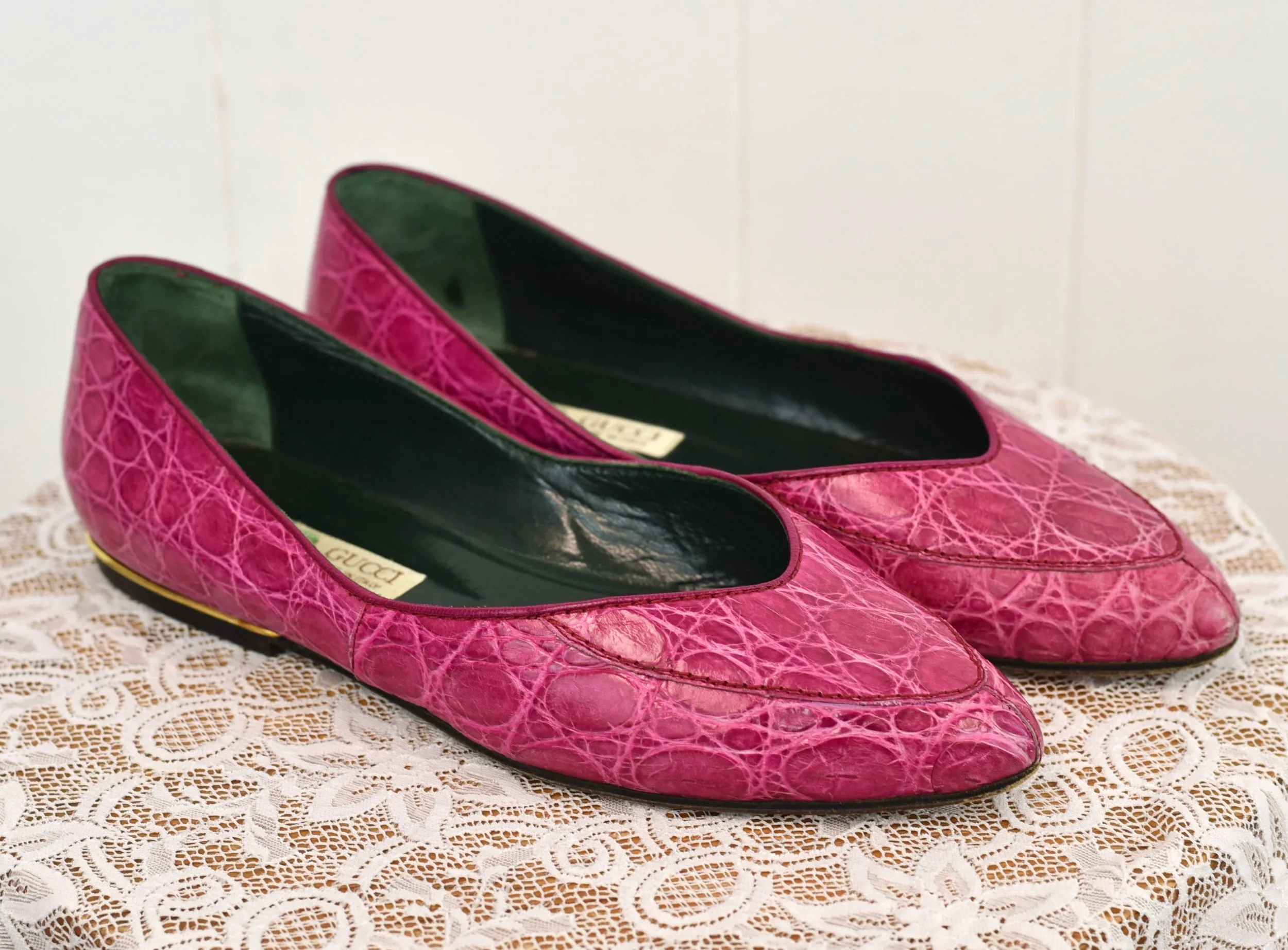 1970s/1980s Gucci Hot Pink Alligator Leather Pointed Flats Shoes