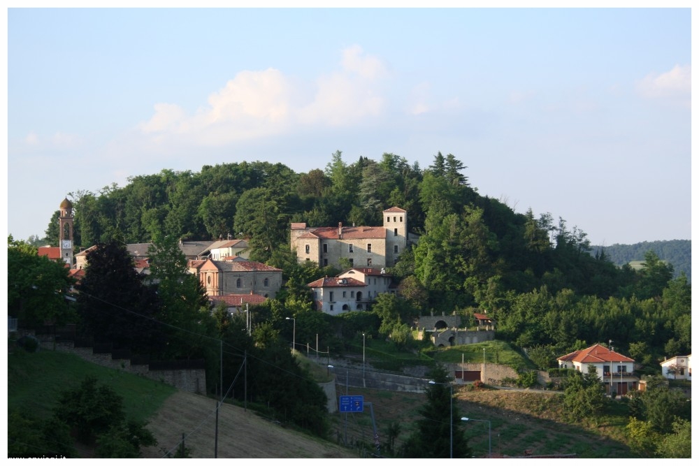 Castino comune langhe e roero piemonte turismo in langa visita il roero percorsi tour panorami.jpeg