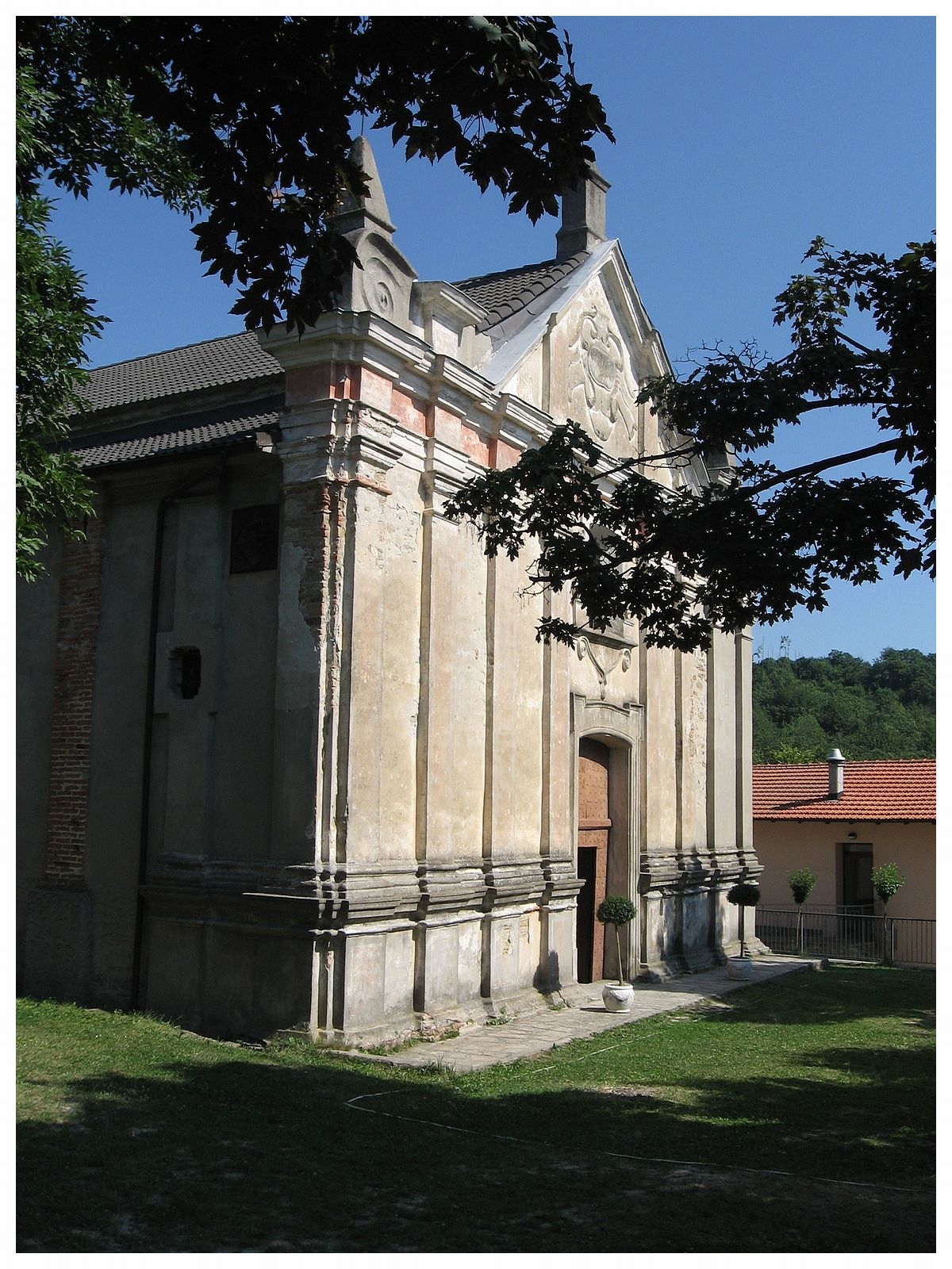 1200px-Gottasecca._Santuario_della_Madonna_Assunta._Facciata.jpg