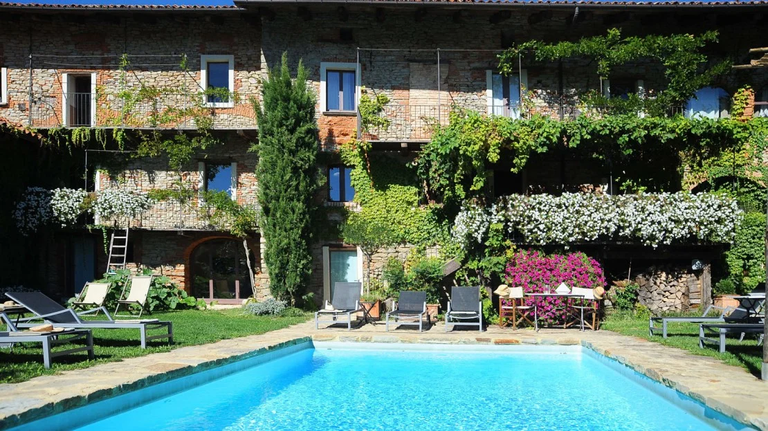 LE DUE MATOTE RELAIS BOSSOLASCO LANGHE ROERO TURISMO PISCINA.jpg