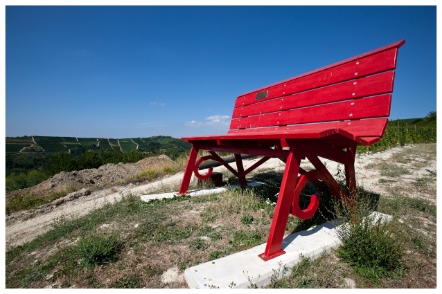 TOUR PANCHINE GIGANTI LANGHE ROERO CLAVESANA PANCHINA ROSSA .jpg