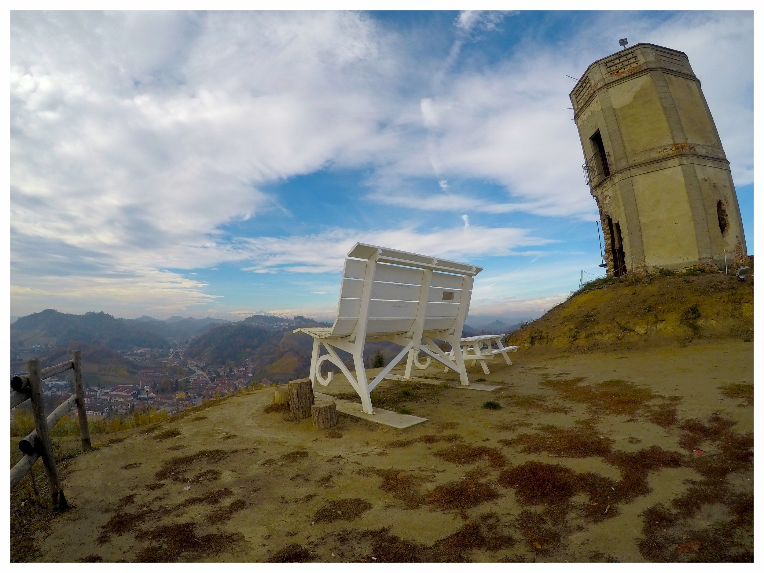 TOUR PANCHINE GIGANTI LANGHE ROERO PANCHINA BIANCA VEZZA ALBA.jpg