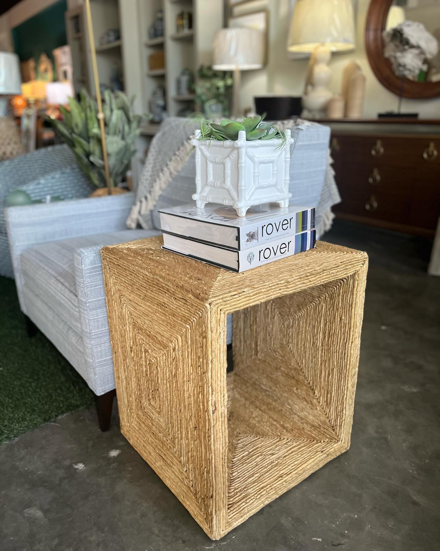 Casual coastal complete with extra space to display your things ☺️ 

#decorativeartsverobeach #uttermost #sidetables #interiordesign #accentfurniture #florida #decor #homedecor