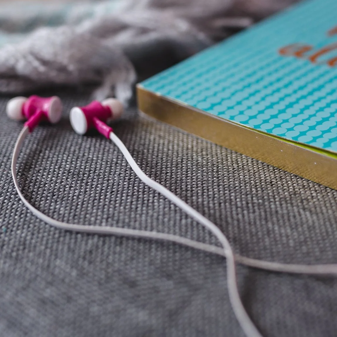 FEATURES &amp; REVIEWS