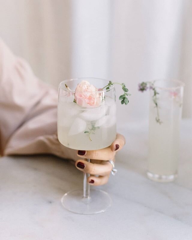 Tuesday pick-me-up courtesy of this Rose + Lavender Margarita that @afabulousfete has up on her blog ✨