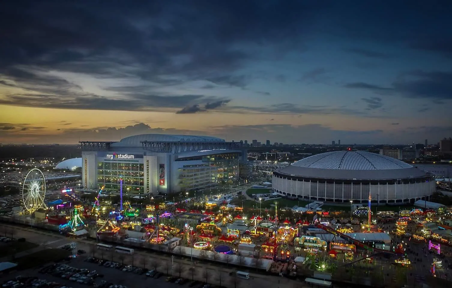 Спортивные сооружения королев. Олимпийская деревня Сочи ночью.