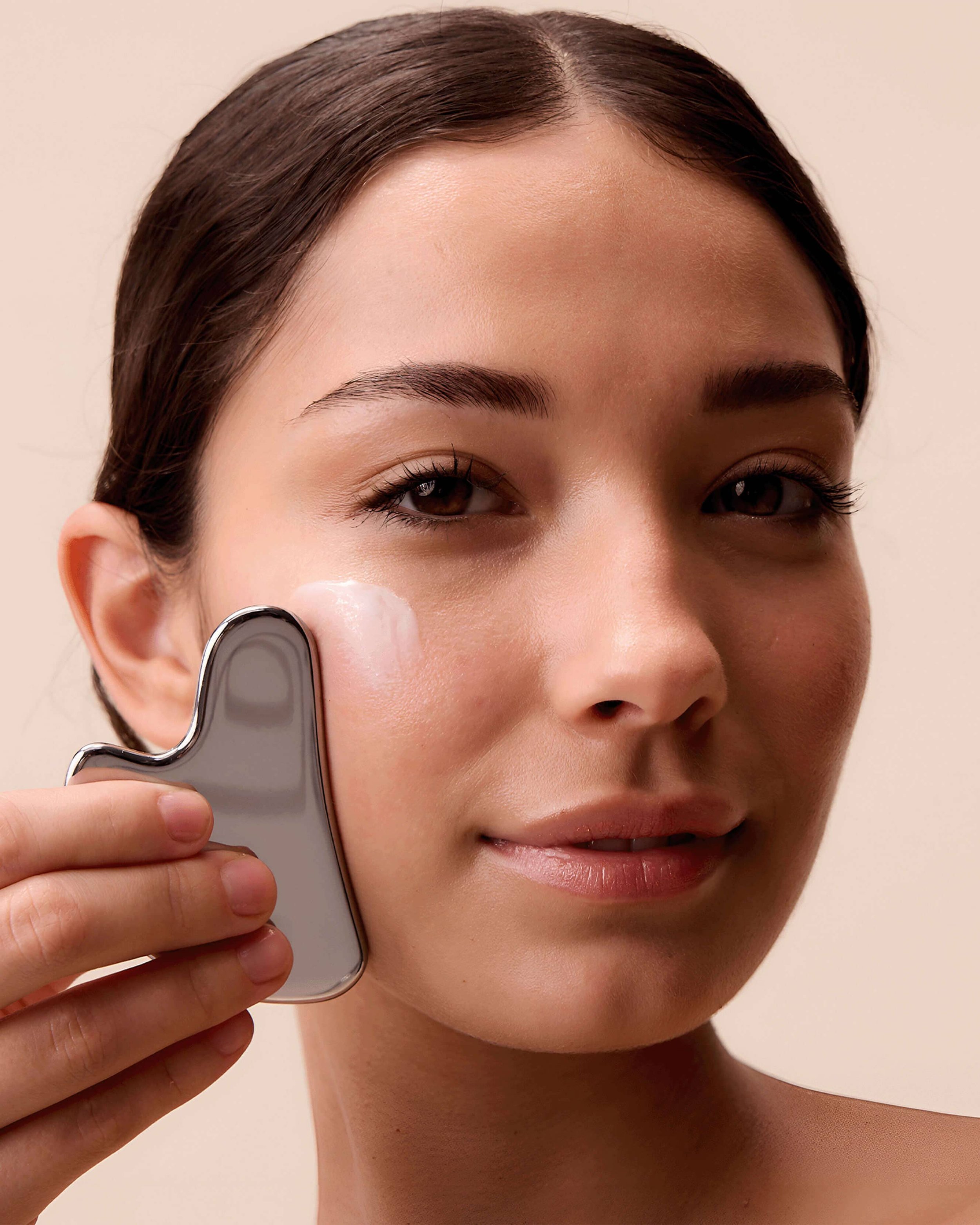 ParevaBeauty_StainlessSteelGuasha_02_InUse.jpg