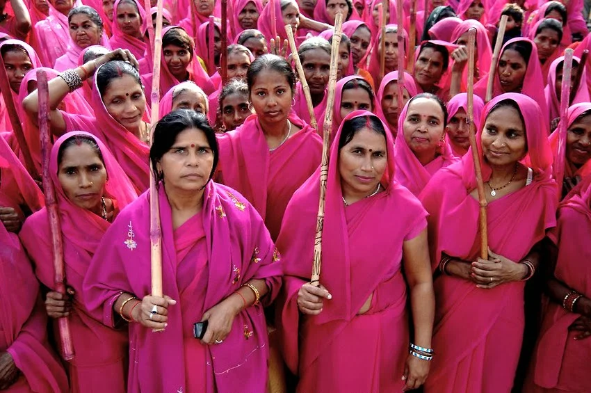Gulabi Gang [+short The Genesis]
