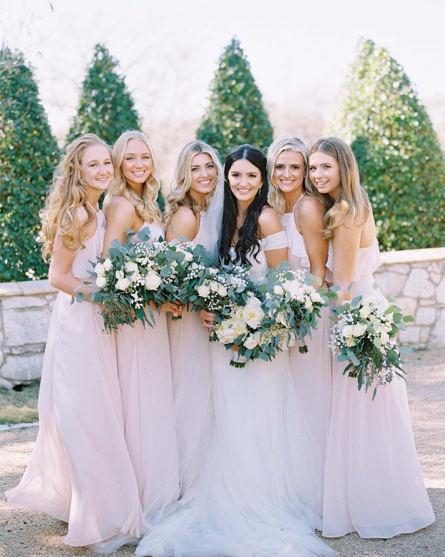 every blonde needs a brunette bestie!

we have a team of artists that can accommodate larger bridal parties, so whether you have two or ten, we&rsquo;ve got you! 

hope everyone has a wonderful weekend 🥂