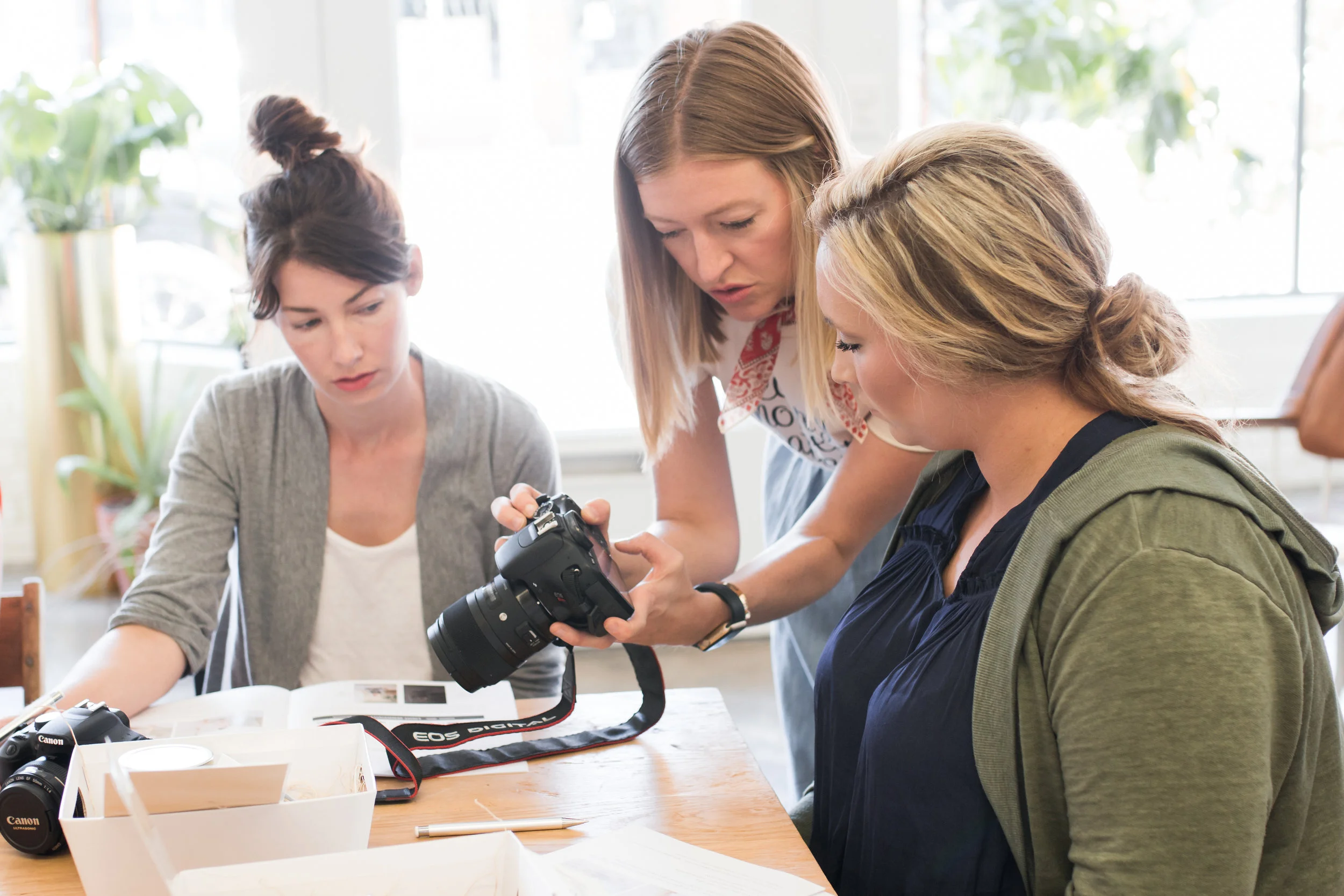 Kacey helping attendees find shutter speed function at Kindred Photography Workshop Tulsa, Image by Tina Lynn Photography