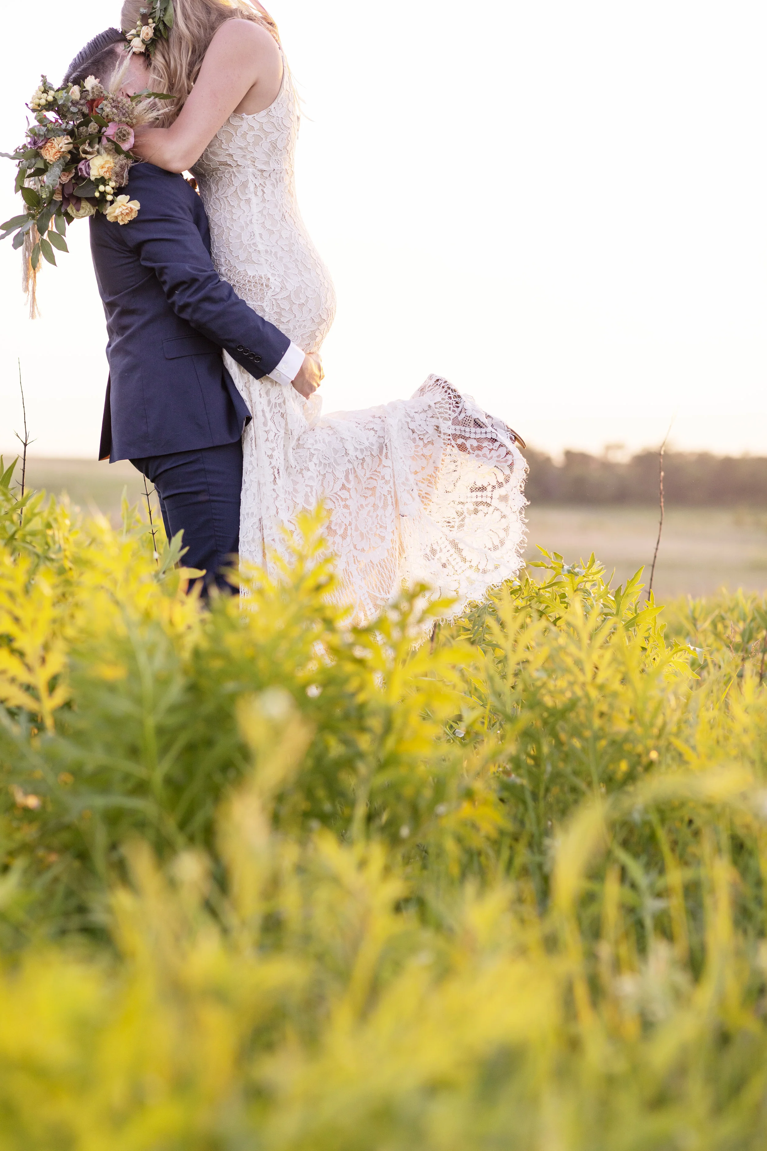 Flowers & Arch: @thistles_pella Photography: @heatherferreria Hair: @alstreet.rmh Make-up: @lc.henderson Calligraphy: @lydiabandstra Table, Rug, Chairs: @pellarental Macrame: @kristajo60