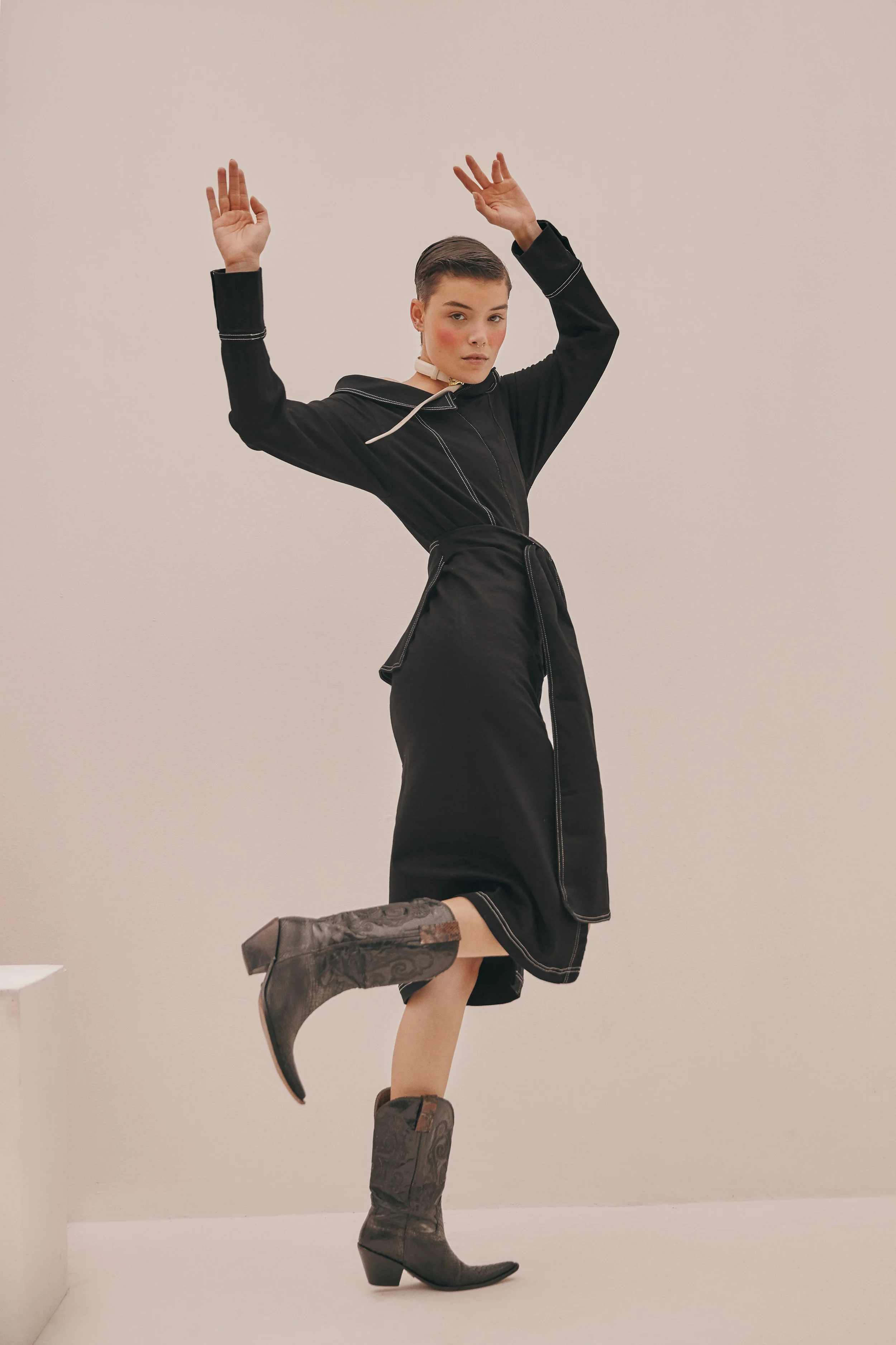 Full look: Pink Filosofy - Belt as choker: Ballen Pellettiere - Boots: Stylist's own.