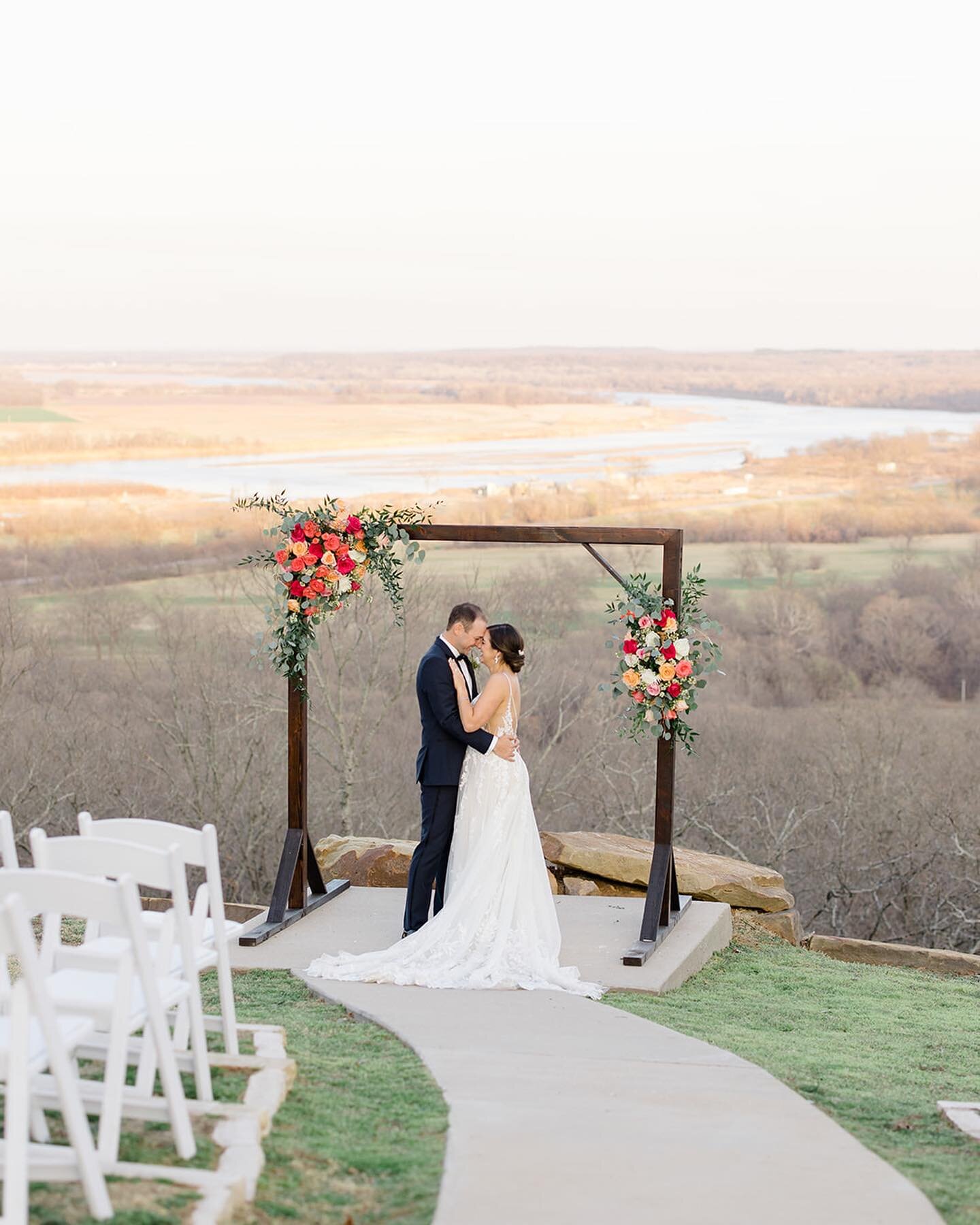 Spring weddings at Mountain Crest ... a beautiful scenery with blooming trees and running water. ☀️

Photography | @hunter.hennes 
Planner | @bethanyfaberevents 
Florals | @thefloraltouchtulsa 
Cake | @sweetdevotioncakery 
Makeup | @atherialbeauty 
H