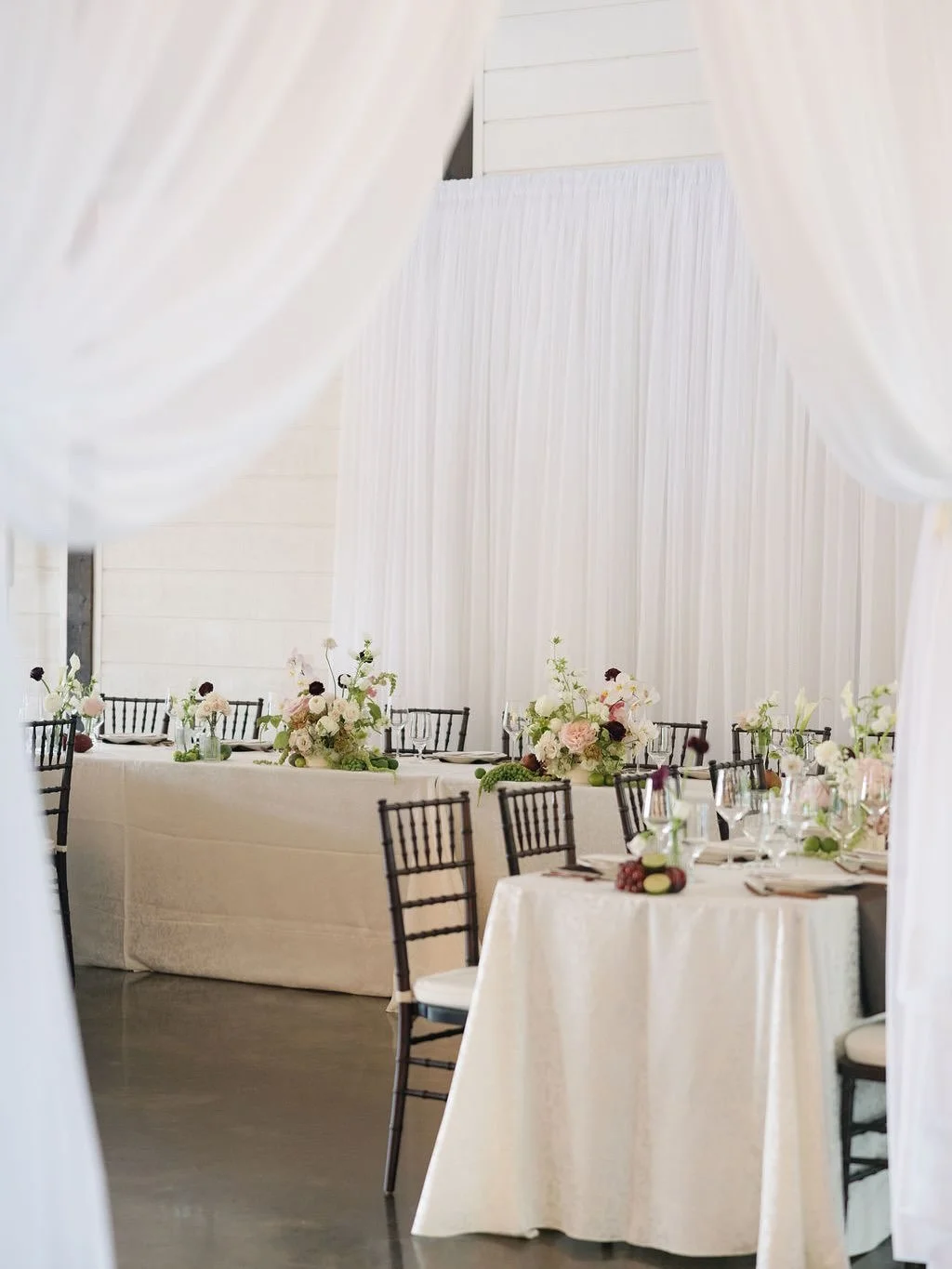 Your wedding deserves a venue that feels as calm as it is beautiful. Wedding planning is stressful enough already so you should choose a space that is inherently peaceful and designed to take the stress out of your big day. At Dream Point Ranch we ha
