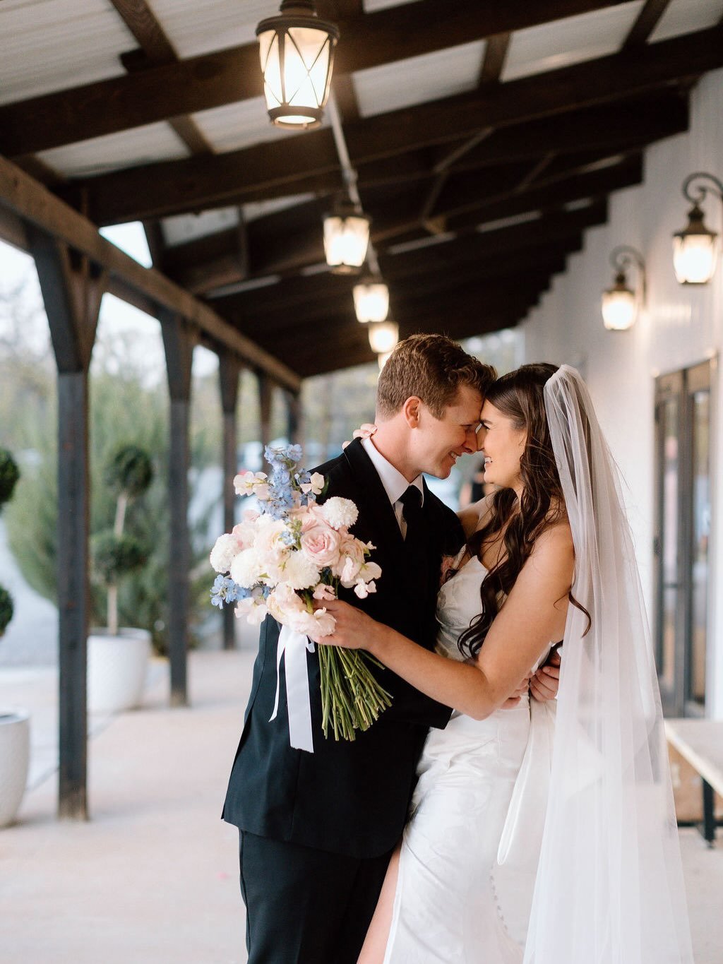 This warm weather has us all smiling! Spring wedding season is just around the corner and we couldn&rsquo;t be more excited! Visit our website to start booking for spring 2027! 
⠀⠀⠀⠀⠀⠀⠀⠀⠀
Coordinator | @poshedplanning
Florist | @poshedplanning
Photog