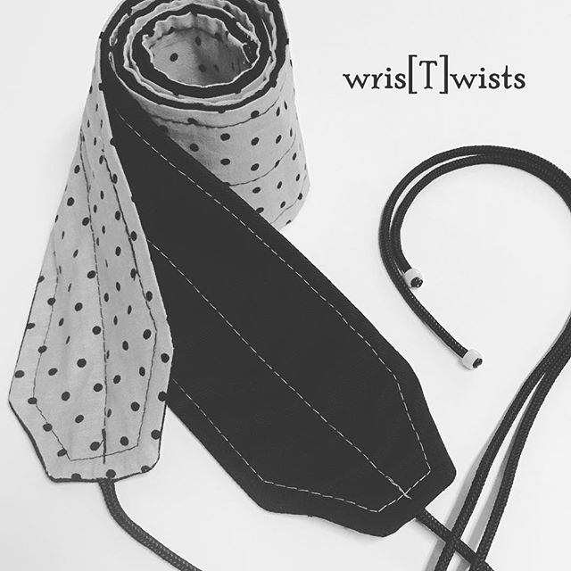 Working out today? Don&rsquo;t forget to toss in your #wristwists 😘 #wristsupport #funfitness #workoutgear