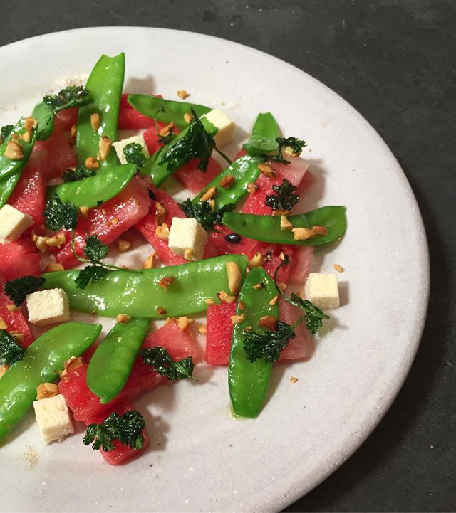 Nueva integrante del menú! Sandía, chícharo tierno, queso de rancho, cacahuates y salsa agridulce de charales!!!! #masalaymaiz #ensaladasmasalaymaiz